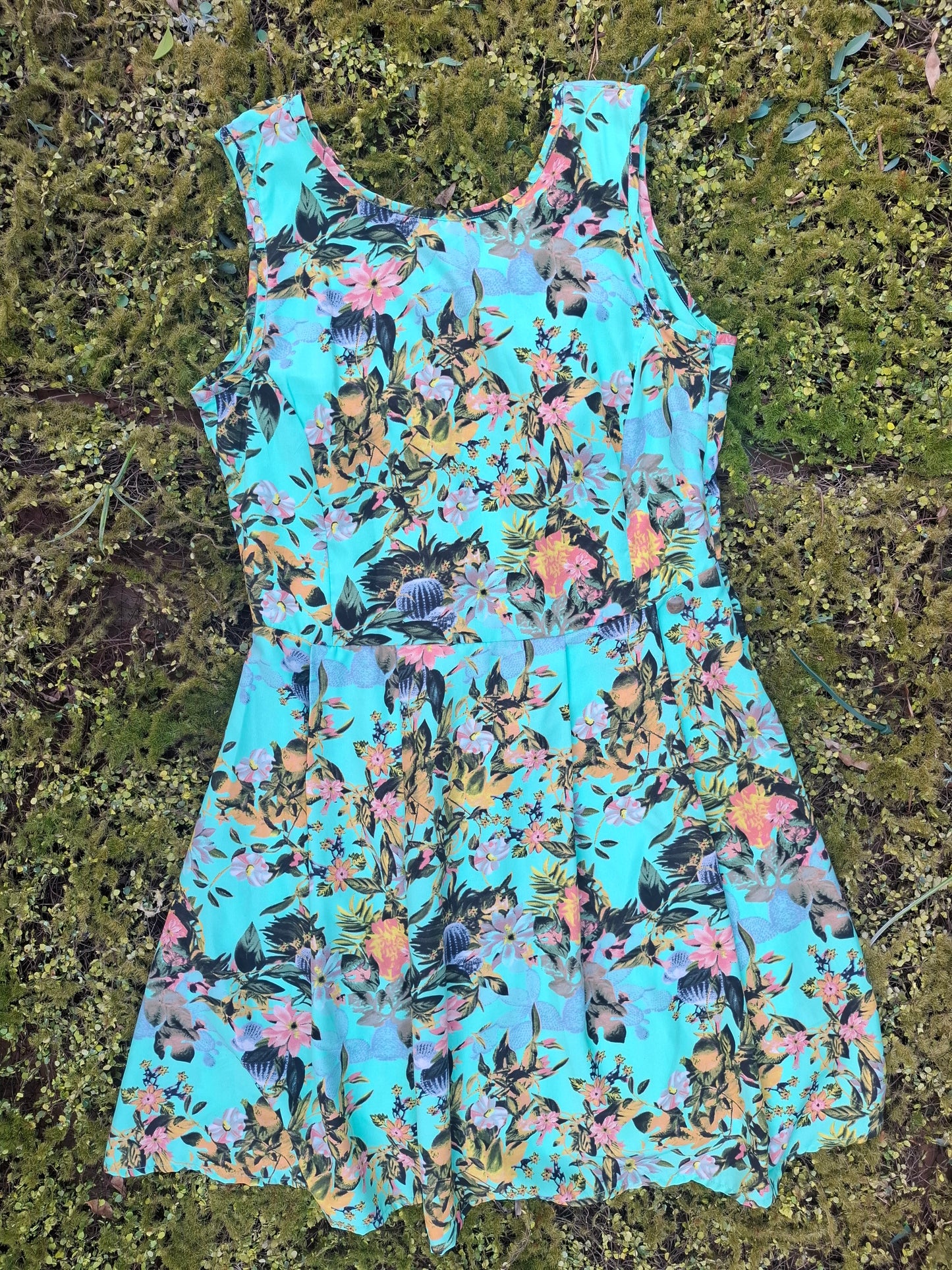 USADO – Vestido sin mangas floral en verde menta Tiffosi (Talla M)