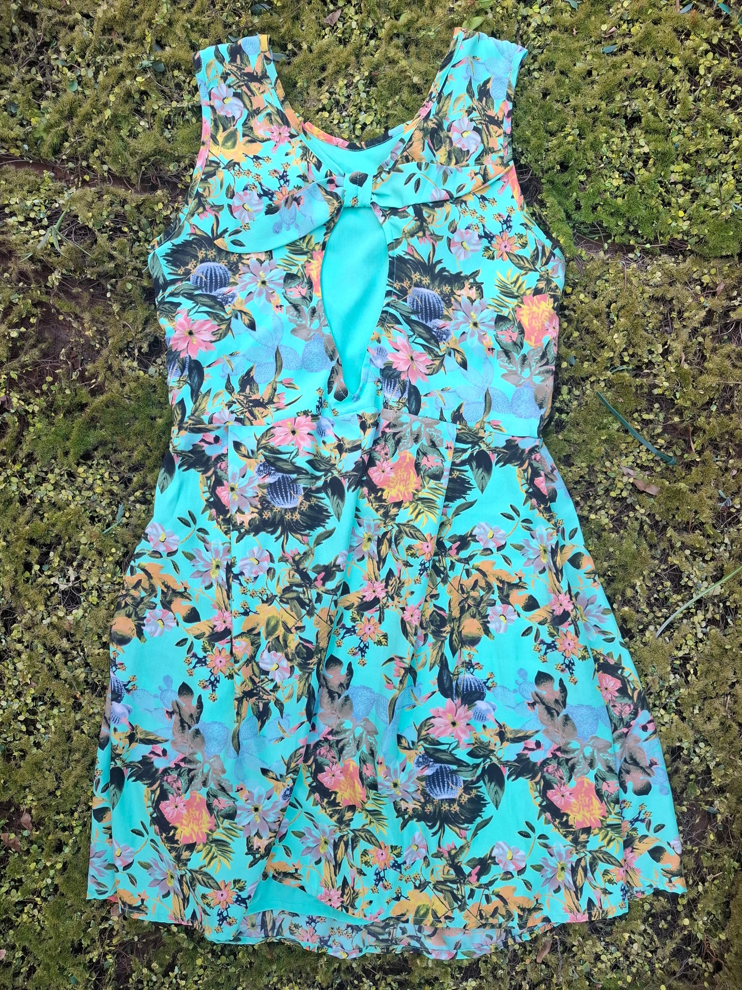 USADO – Vestido sin mangas floral en verde menta Tiffosi (Talla M)