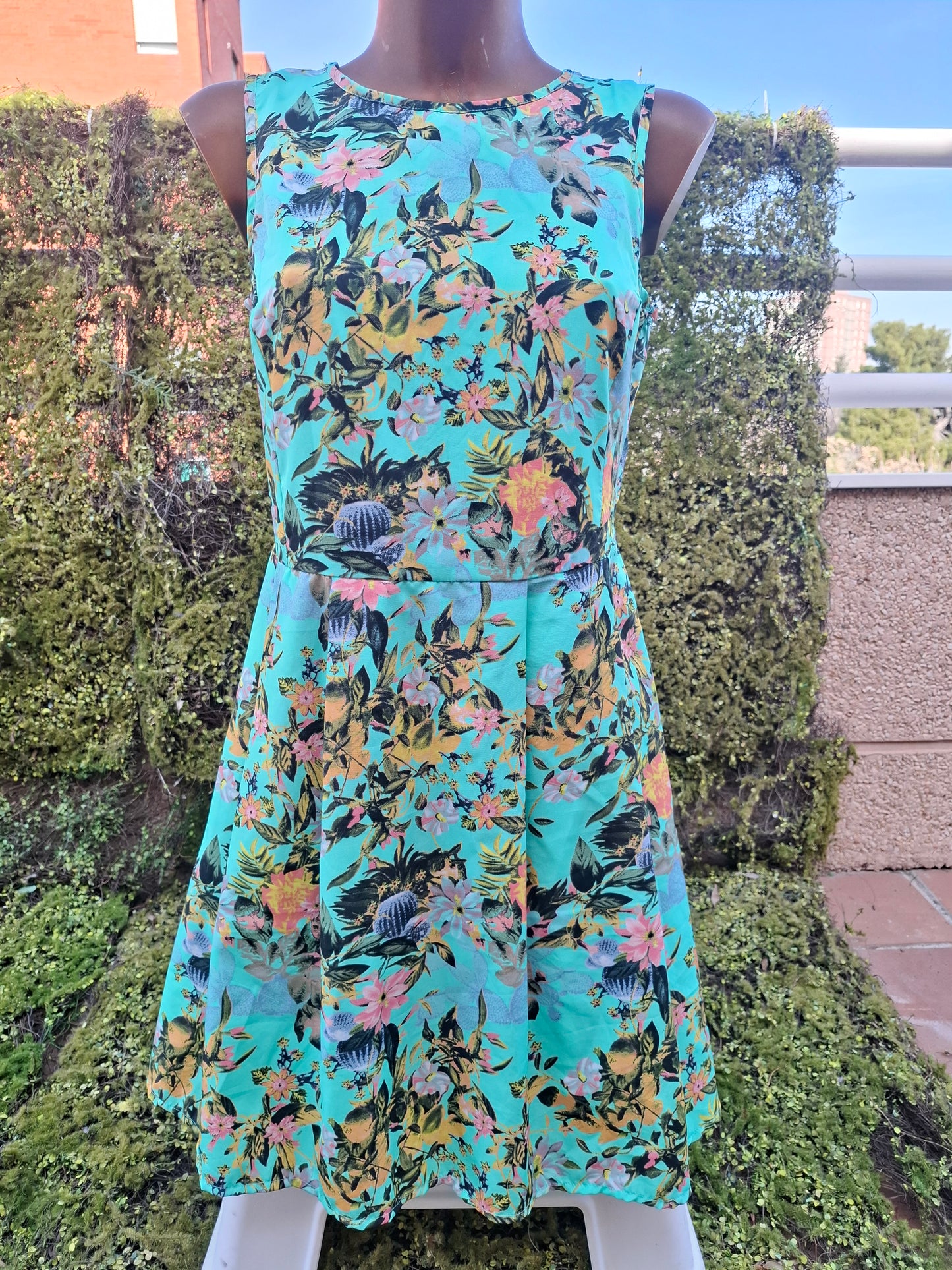 USADO – Vestido sin mangas floral en verde menta Tiffosi (Talla M)