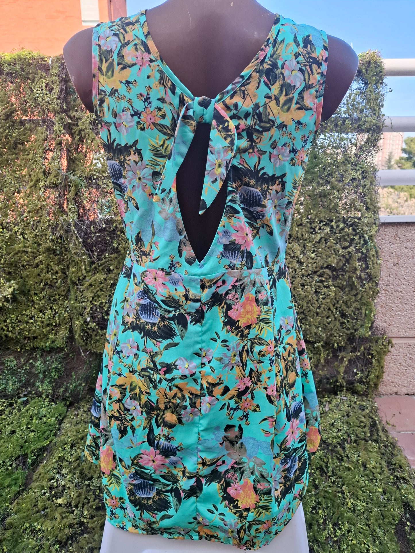 USADO – Vestido sin mangas floral en verde menta Tiffosi (Talla M)