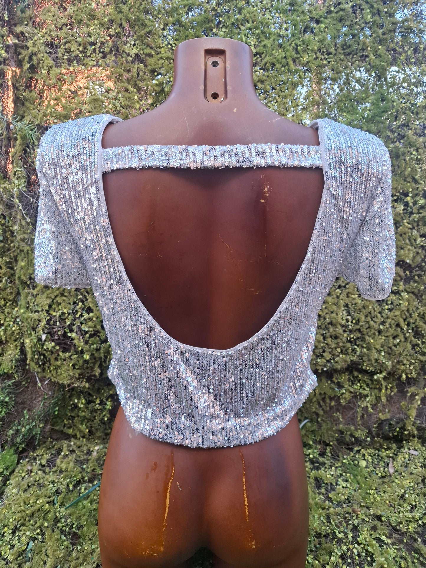 USADO – Top plateado de lentejuelas con espalda descubierta Bershka Special Edition (Talla S)