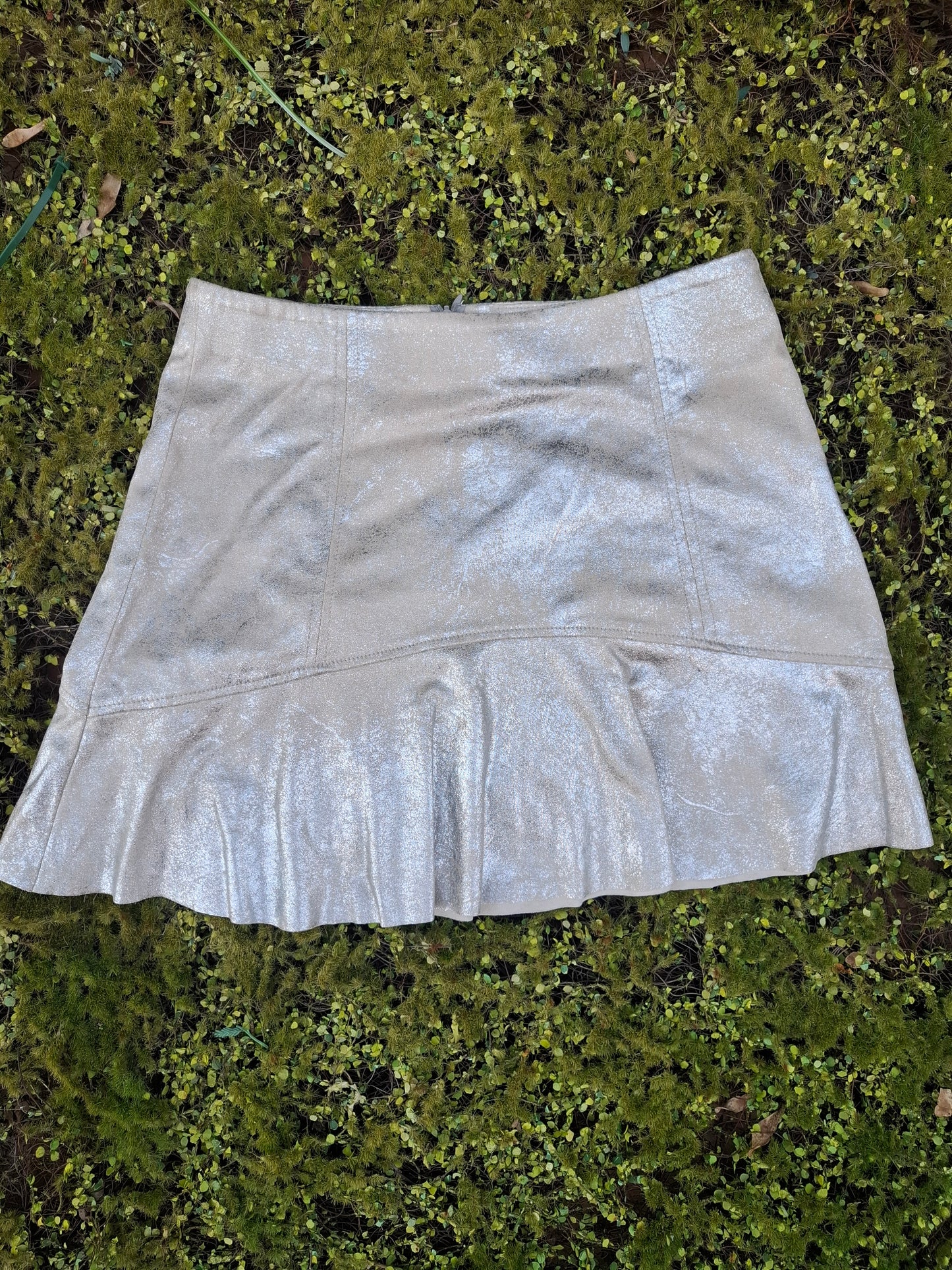 USADO – Falda corta plateada con volante Mango Casual (Talla 36)