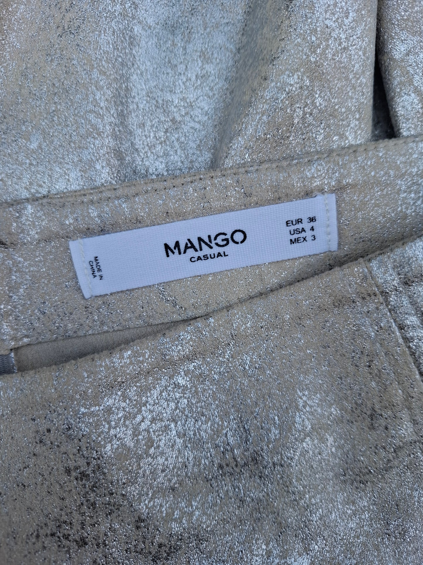 USADO – Falda corta plateada con volante Mango Casual (Talla 36)