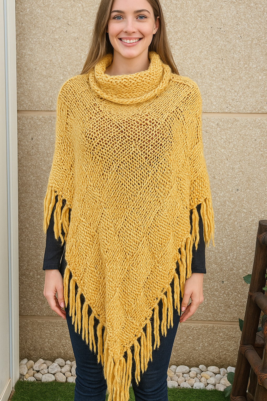 USADO – Poncho de punto mostaza con cuello vuelto y flecos (Talla única)