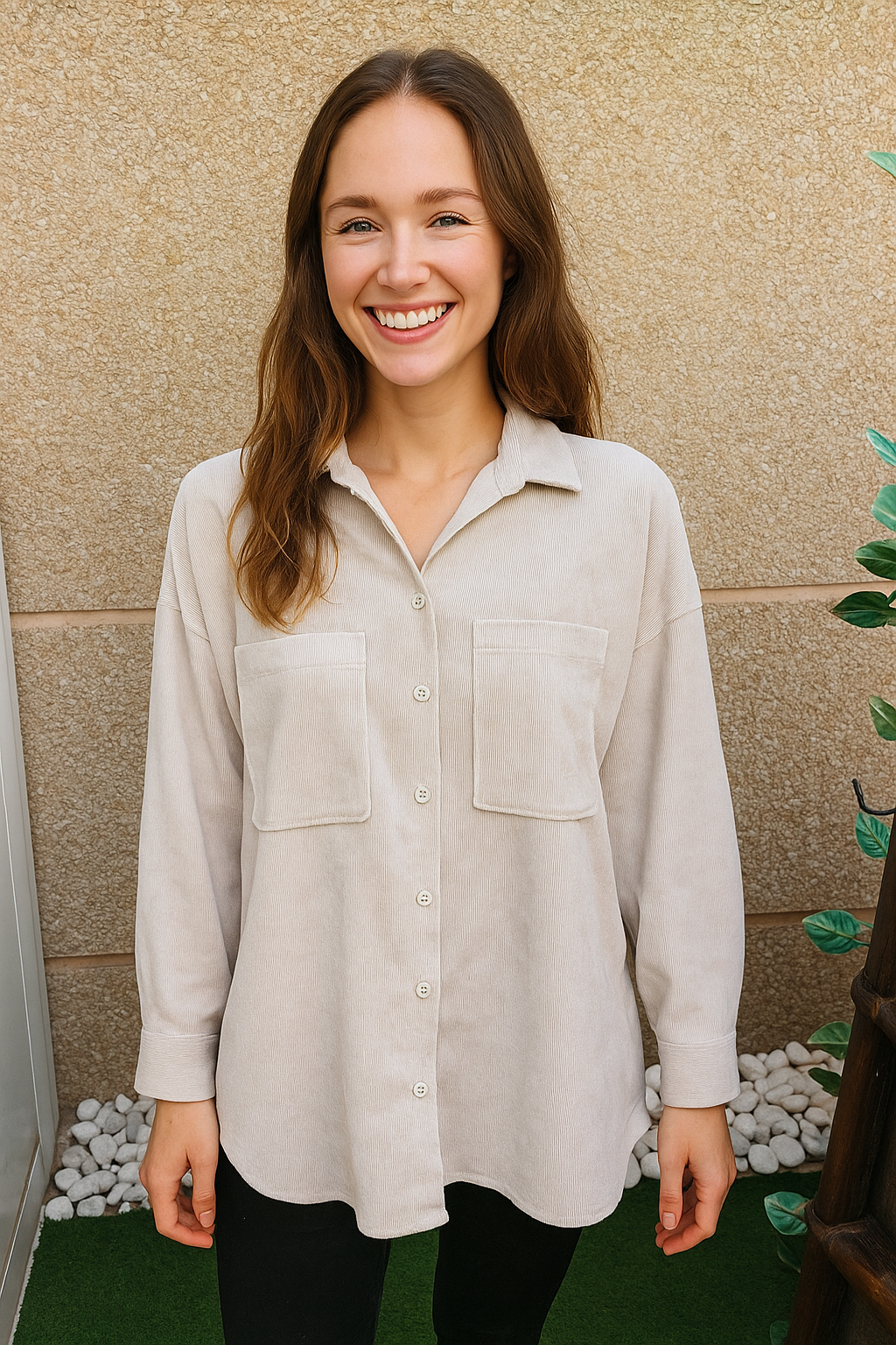 USADO – Camisa beige de pana con bolsillos frontales Zara (Talla XS)