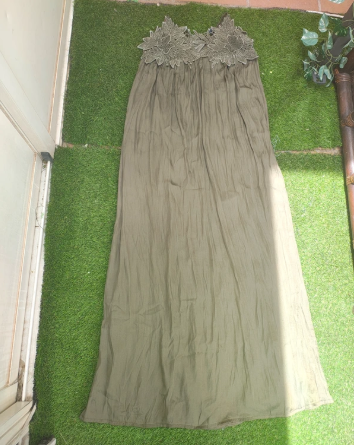 USADO – Vestido largo verde oliva con encaje floral Mayalum (Talla única estimada M)