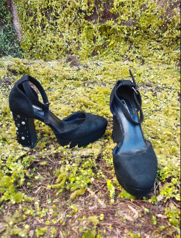 USADO - Sandalias de plataforma negras con tachuelas Bershka (Talla 36)