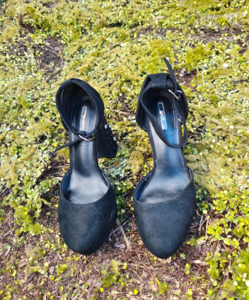 USADO - Sandalias de plataforma negras con tachuelas Bershka (Talla 36)