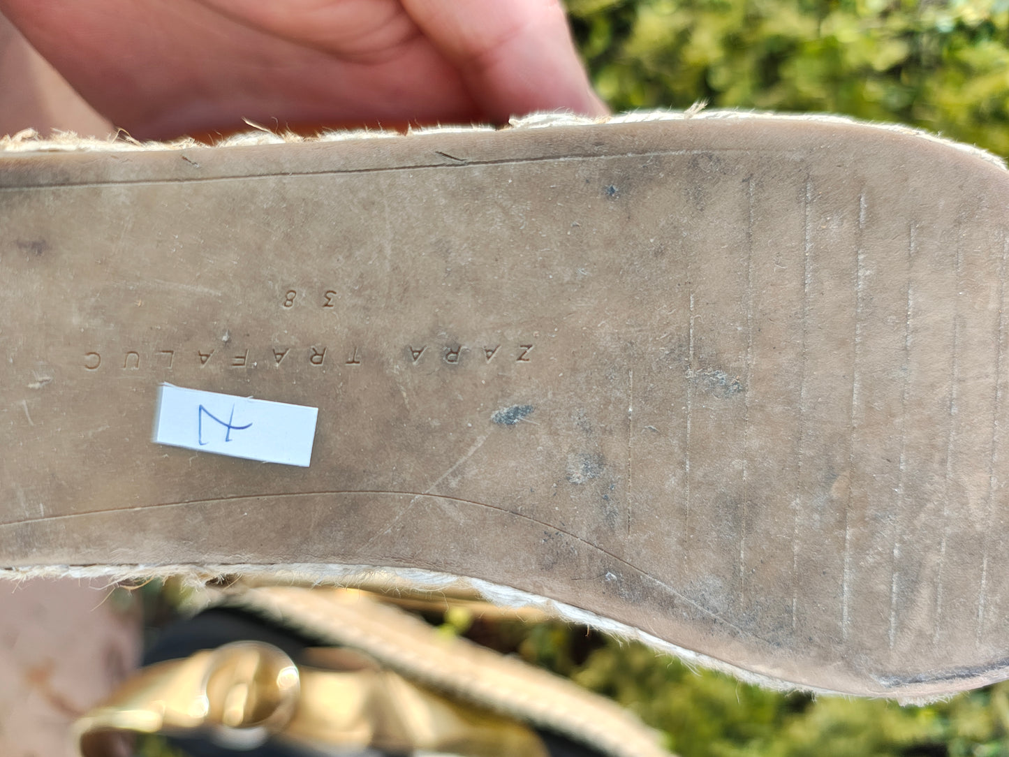 USADO – Sandalias de plataforma doradas Zara Trafaluc (Talla EUR 38)