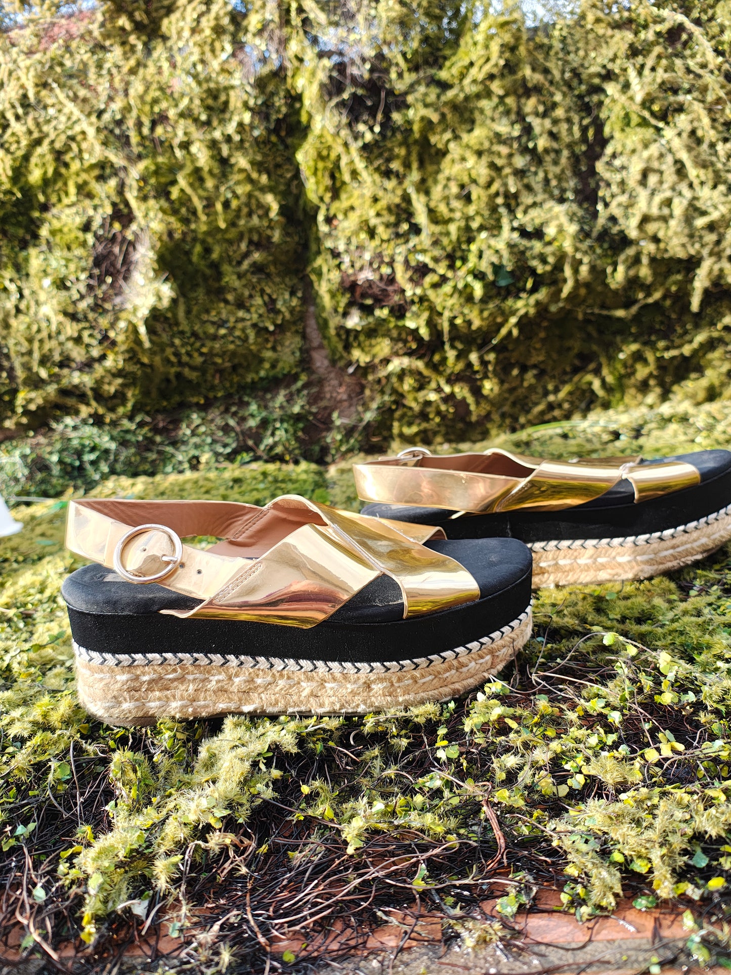 USADO – Sandalias de plataforma doradas Zara Trafaluc (Talla EUR 38)