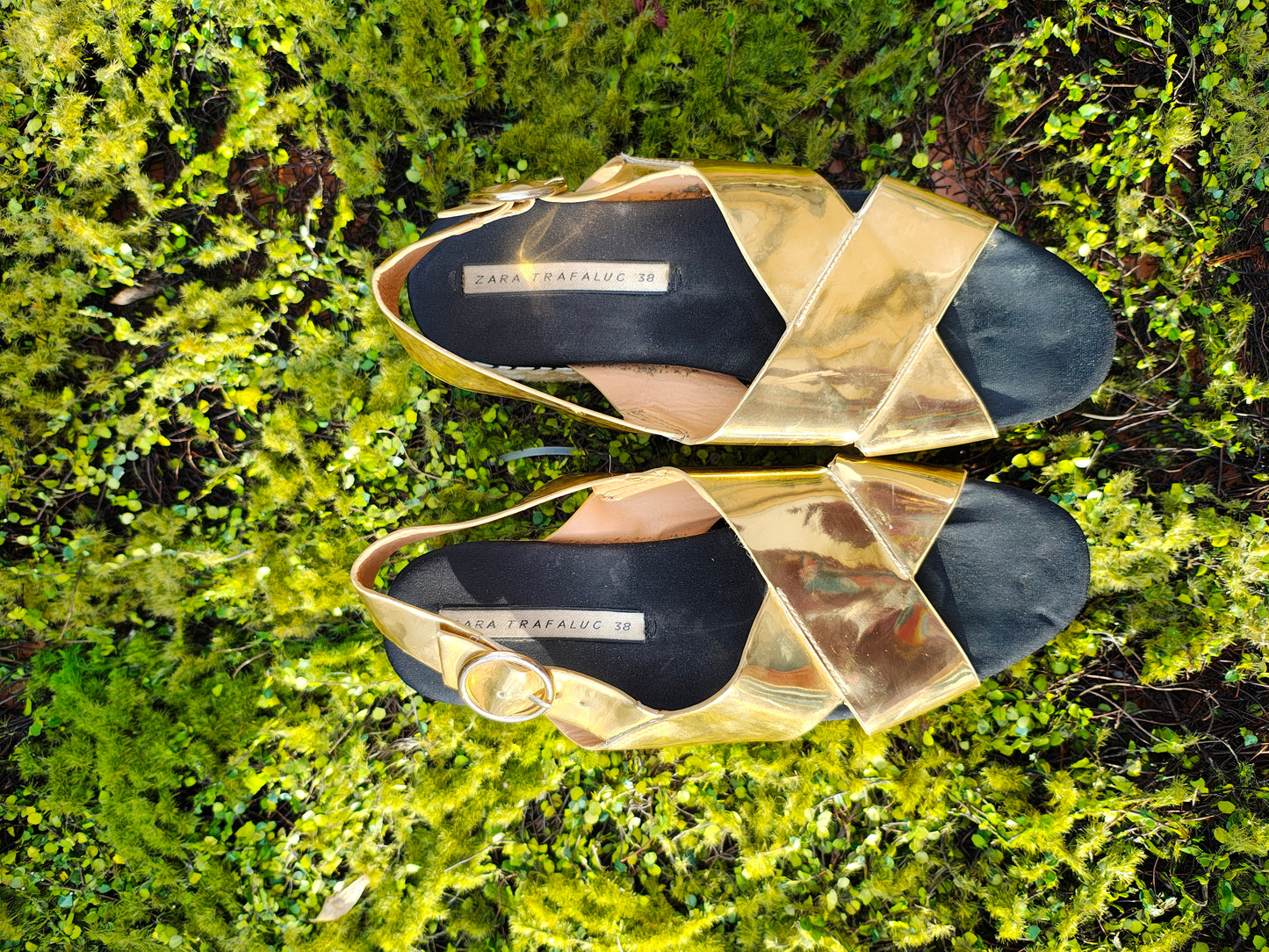 USADO – Sandalias de plataforma doradas Zara Trafaluc (Talla EUR 38)