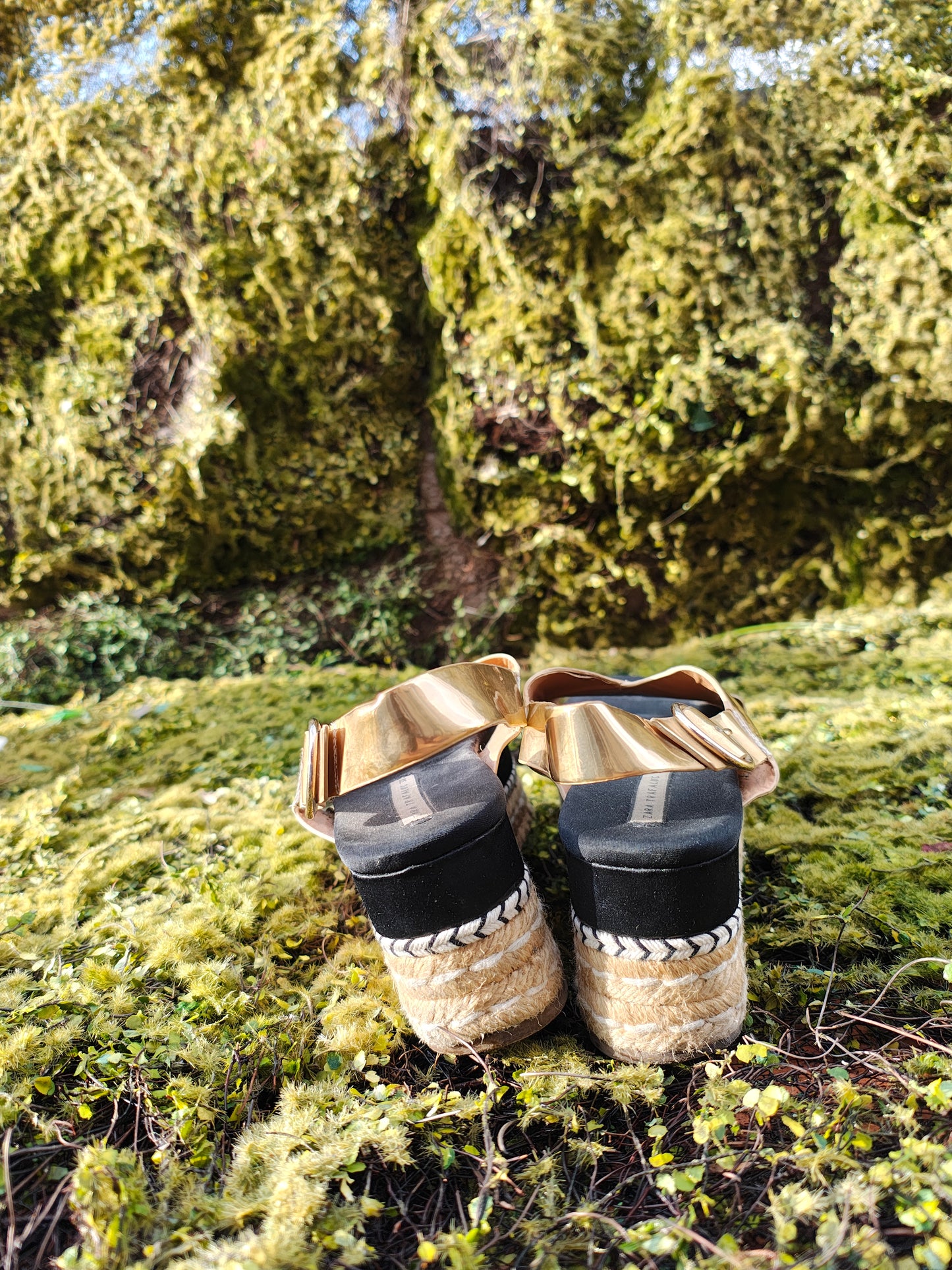 USADO – Sandalias de plataforma doradas Zara Trafaluc (Talla EUR 38)