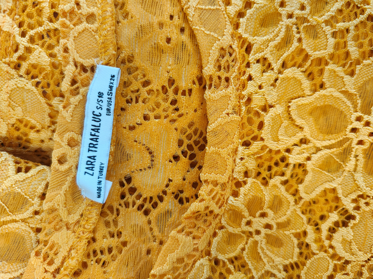 USADO - Top corto de encaje amarillo Zara Trafaluc (Talla S)