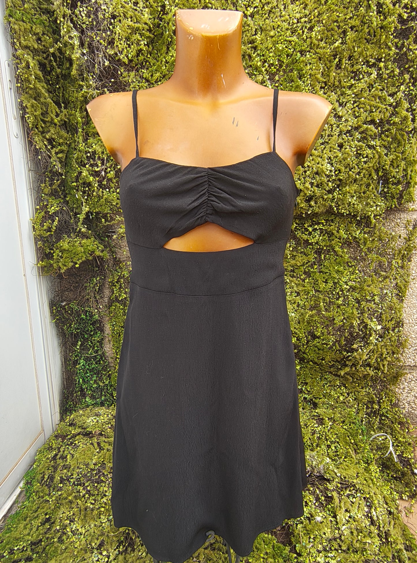 NUEVO - Vestido negro con abertura frontal Bershka (Talla M)