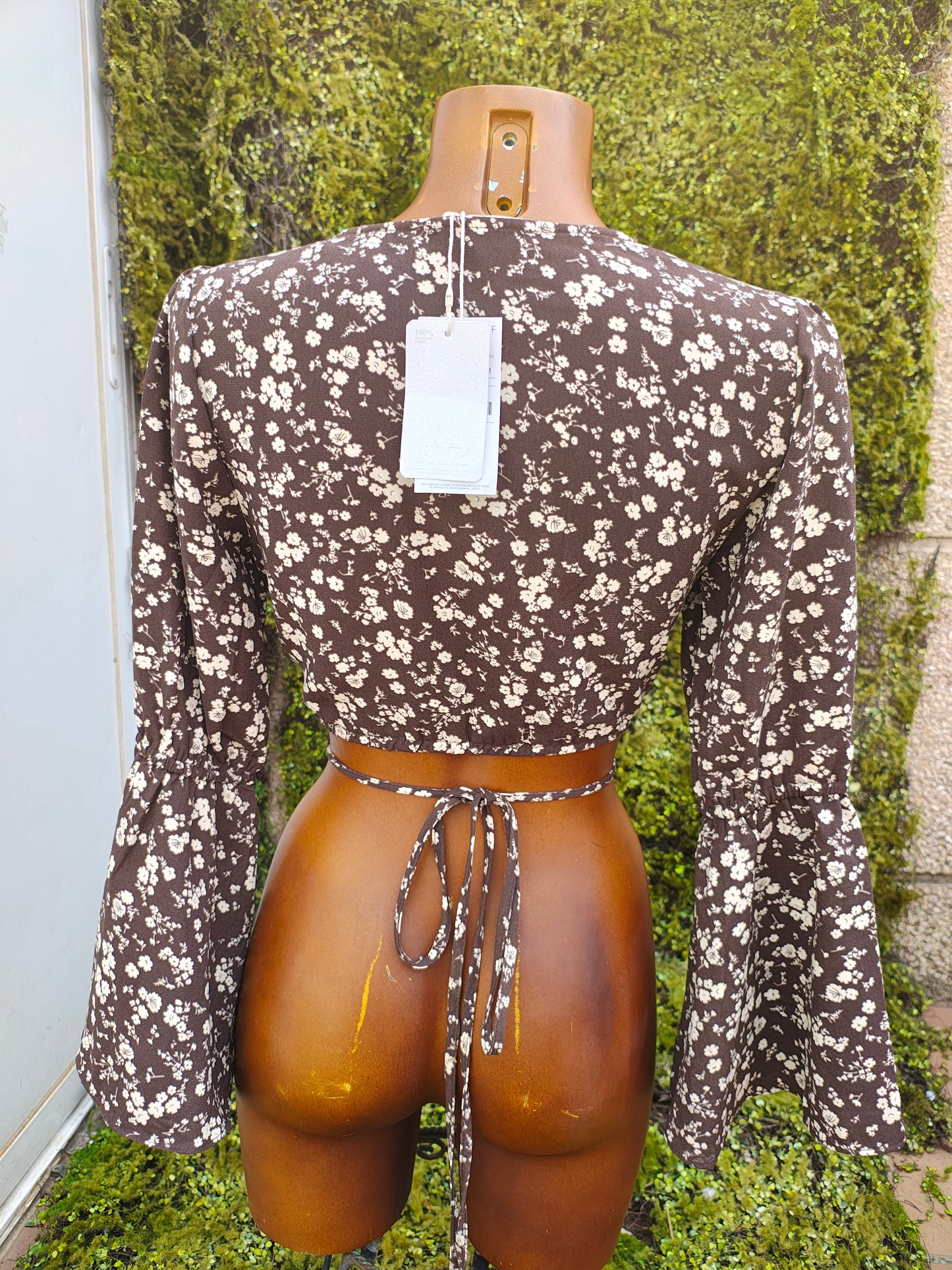 NUEVO - Blusa floral marrón cruzada Stradivarius (Talla M)