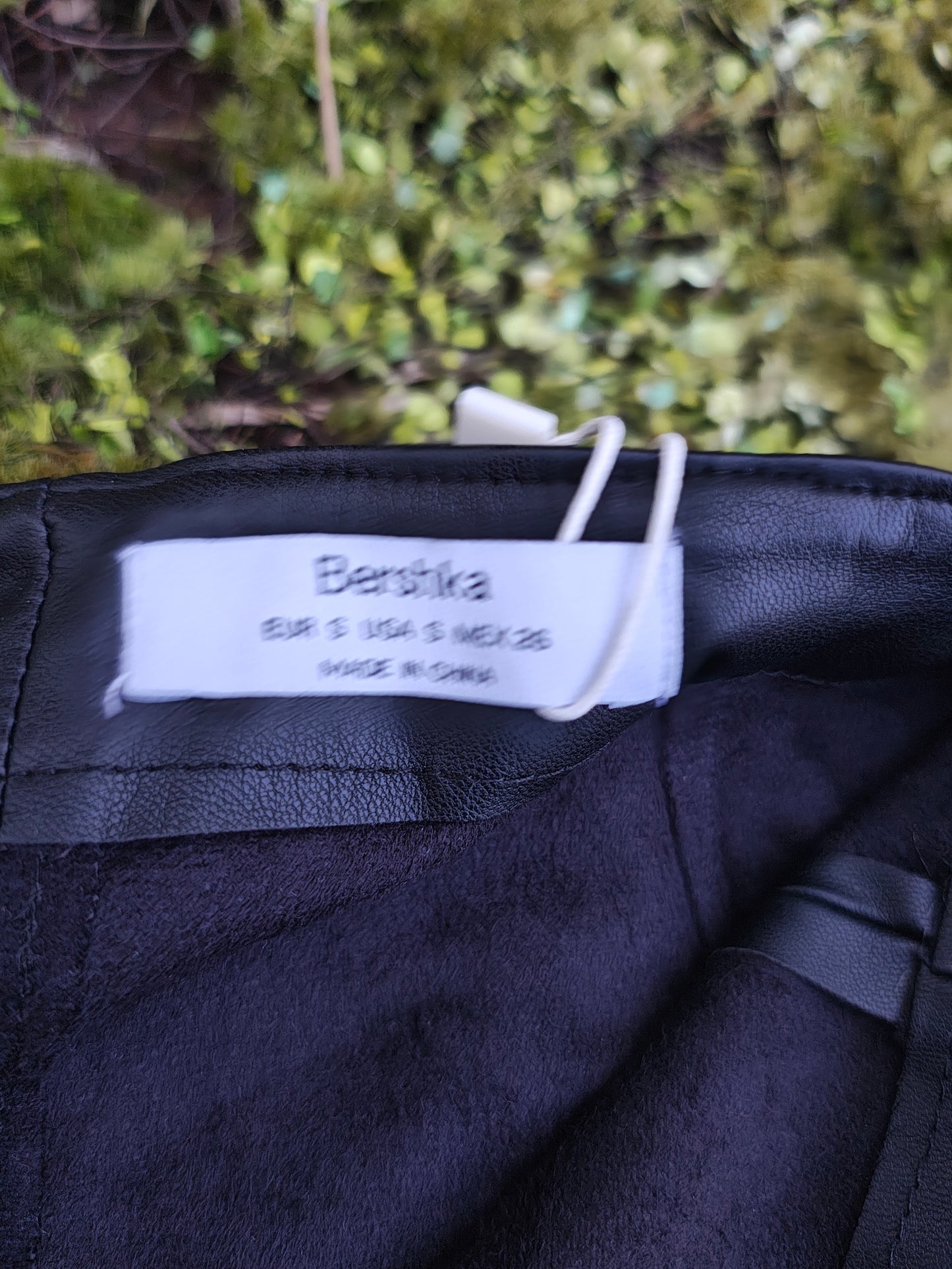 NUEVO-Bershka - Falda negra efecto piel con cremalleras diagonales (Talla S)