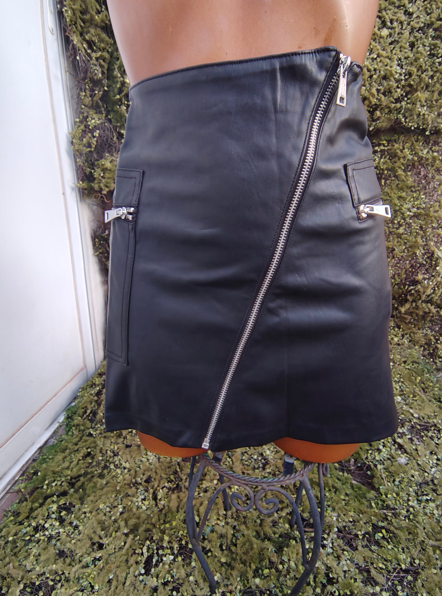 NOUVEAU - Bershka - Jupe en similicuir noir avec fermetures éclair diagonales (Taille S)
