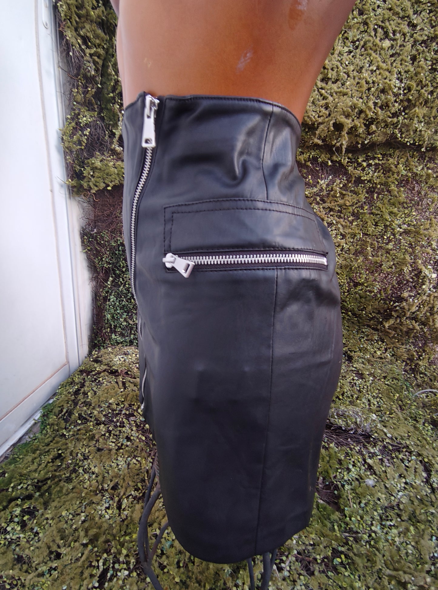 NUEVO-Bershka - Falda negra efecto piel con cremalleras diagonales (Talla S)