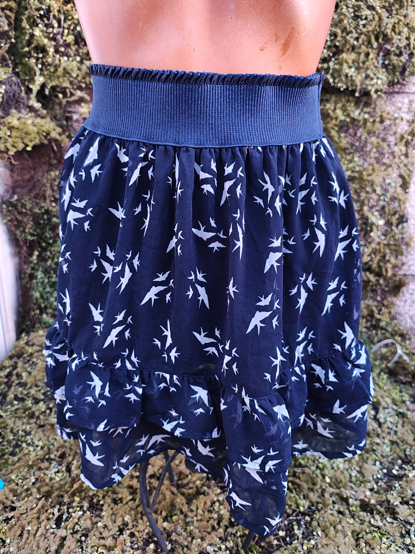 NUEVO - Falda azul con estampado de aves de Bershka (Talla S)