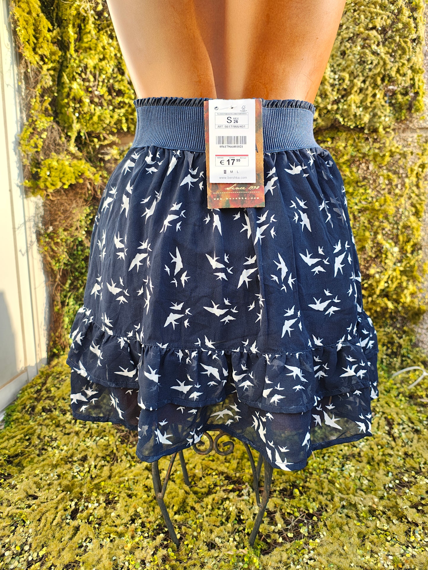 NUEVO - Falda azul con estampado de aves de Bershka (Talla S)