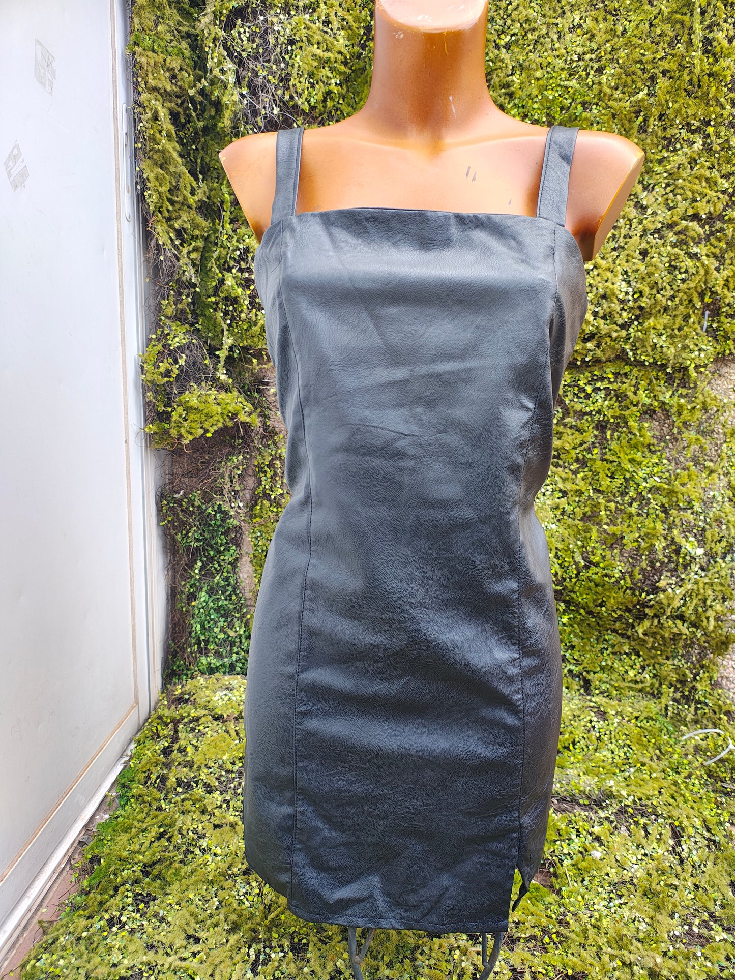 D'OCCASION - Robe Sensen noire similicuir à bretelles et décolleté droit (Taille M)