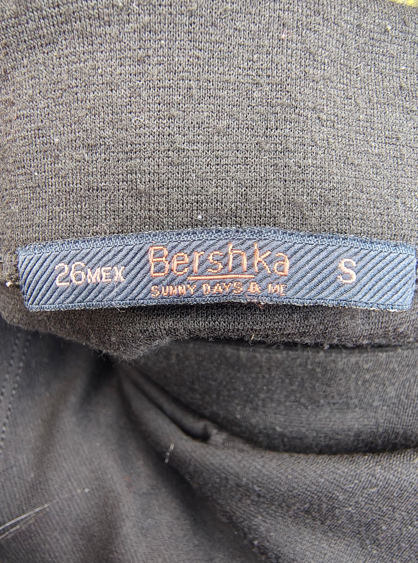 D'OCCASION - Jupe noire à volants et basque de Bershka « Sunny Days & Me » (Taille S)
