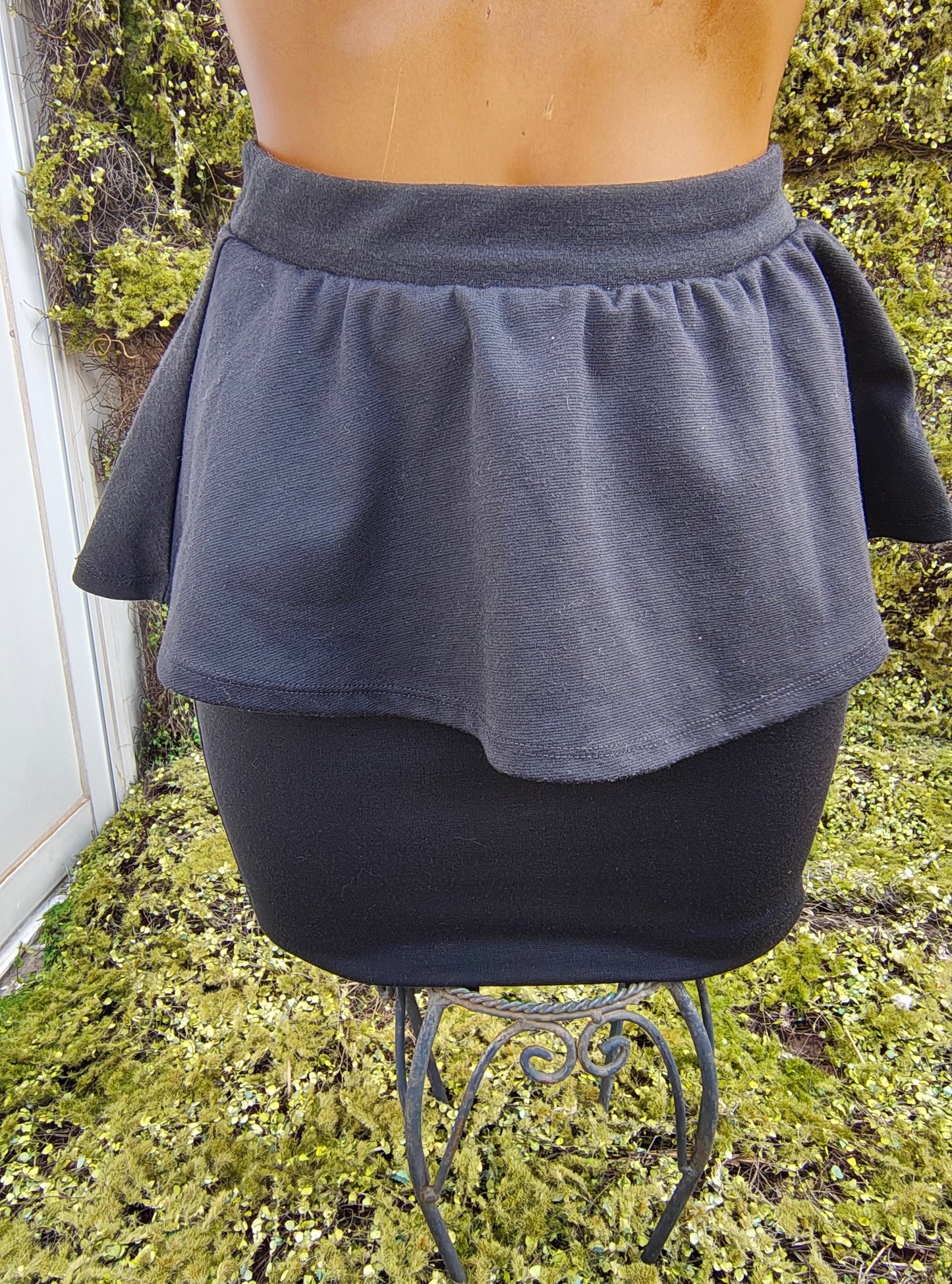 D'OCCASION - Jupe noire à volants et basque de Bershka « Sunny Days & Me » (Taille S)