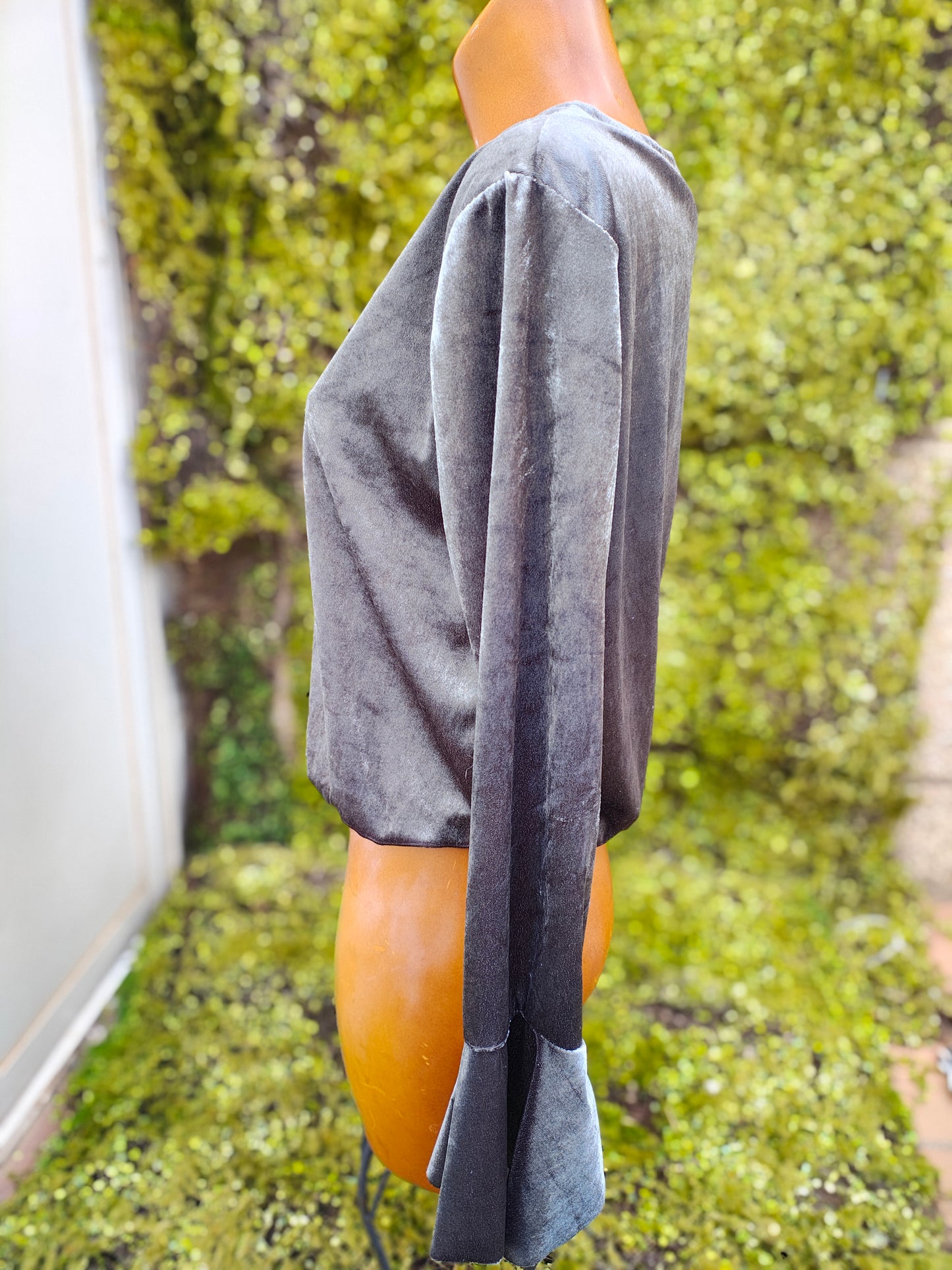 Chemisier en velours gris foncé à manches cloche de Top Queens (taille non spécifiée)