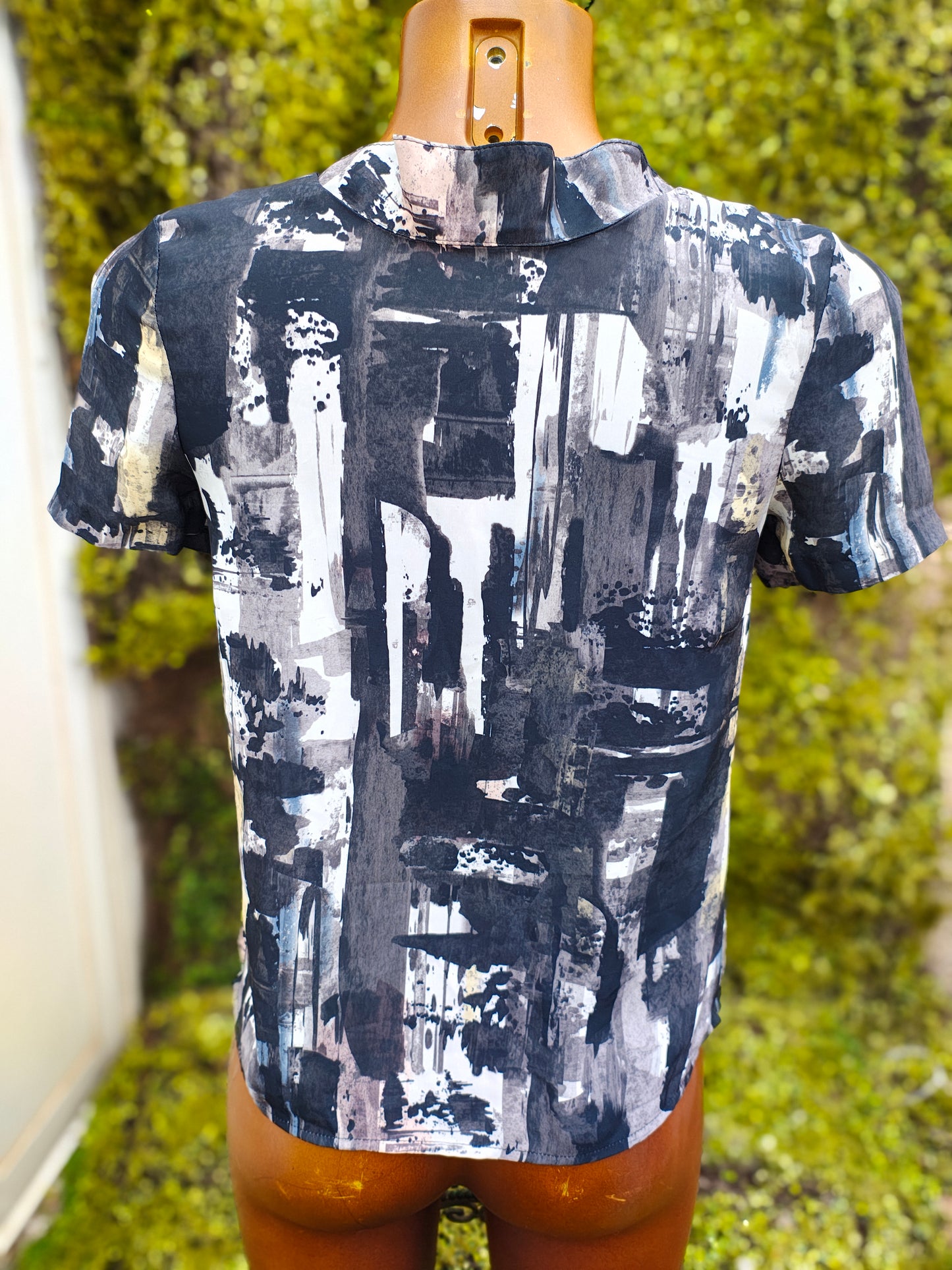 D'OCCASION - Chemisier imprimé abstrait en blanc, noir et gris avec fermeture éclair sur le devant par hym (Taille EUR 34)