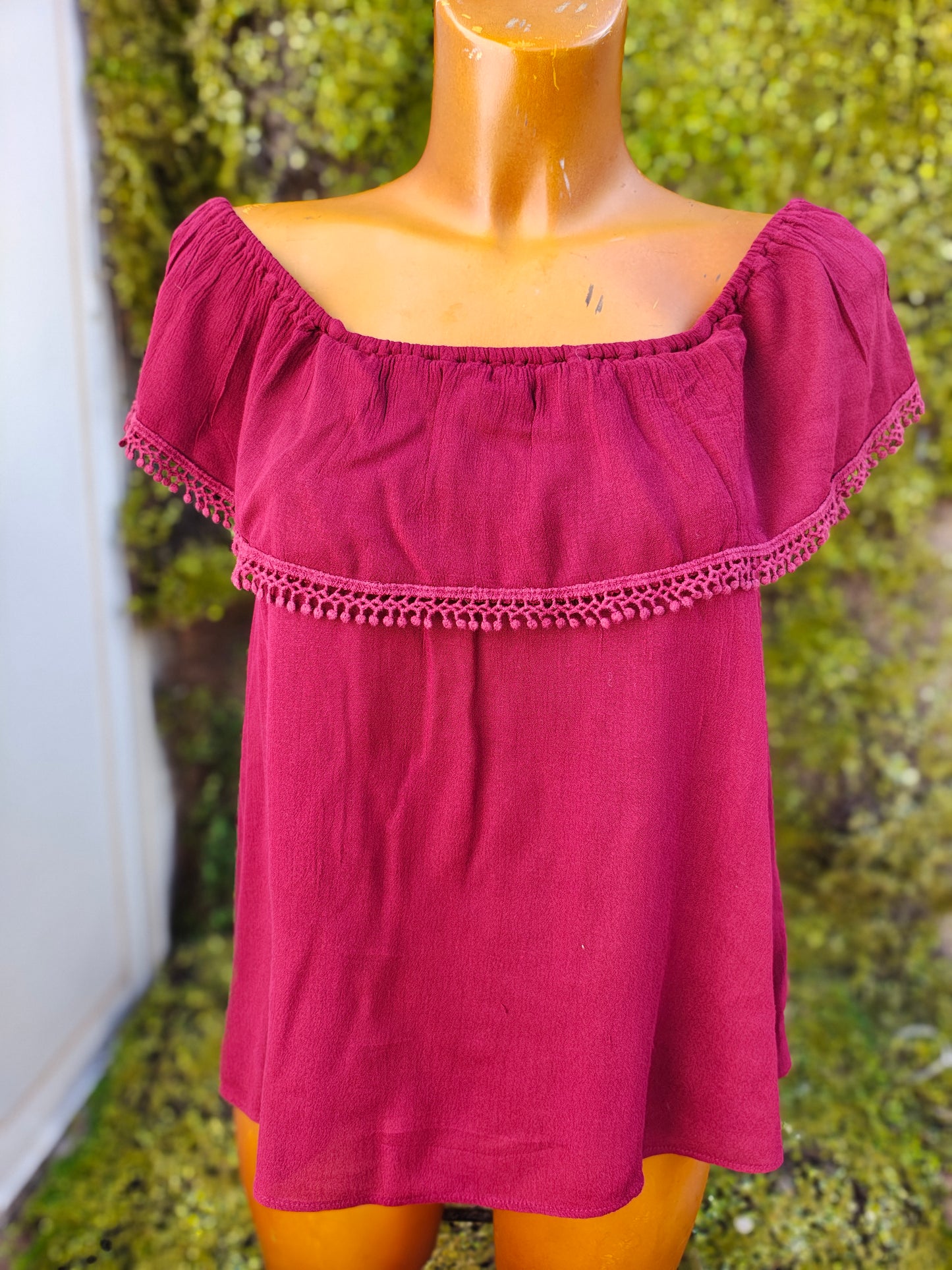 USADO-Blusa burdeos con hombros descubiertos Stradivarius (Talla M)
