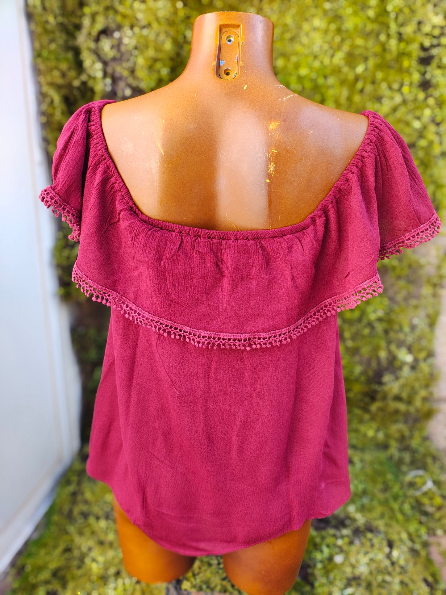 USADO-Blusa burdeos con hombros descubiertos Stradivarius (Talla M)