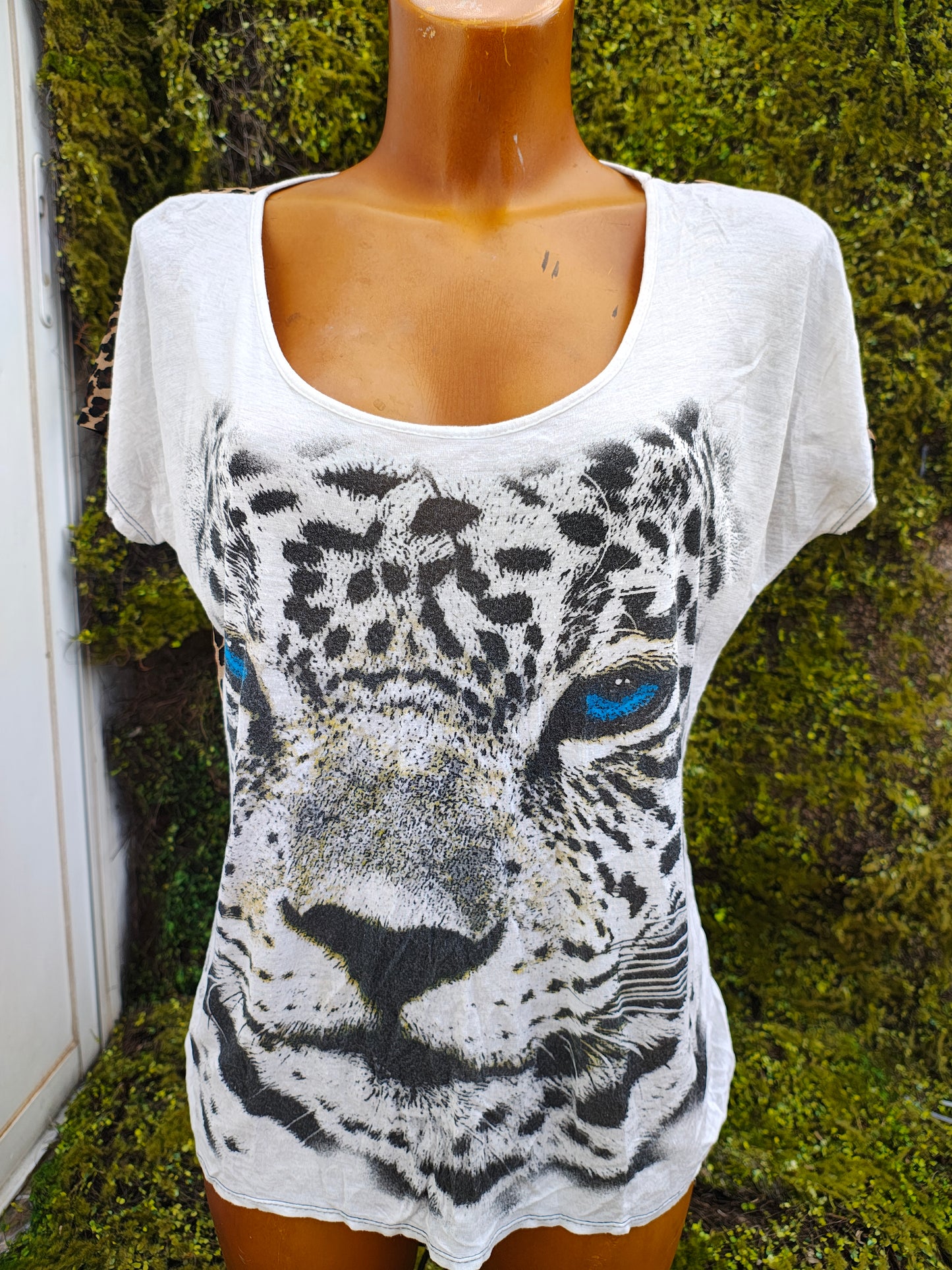 OCCASION - T-shirt blanc avec imprimé léopard sur le devant et imprimé animal au dos (Taille non précisée)