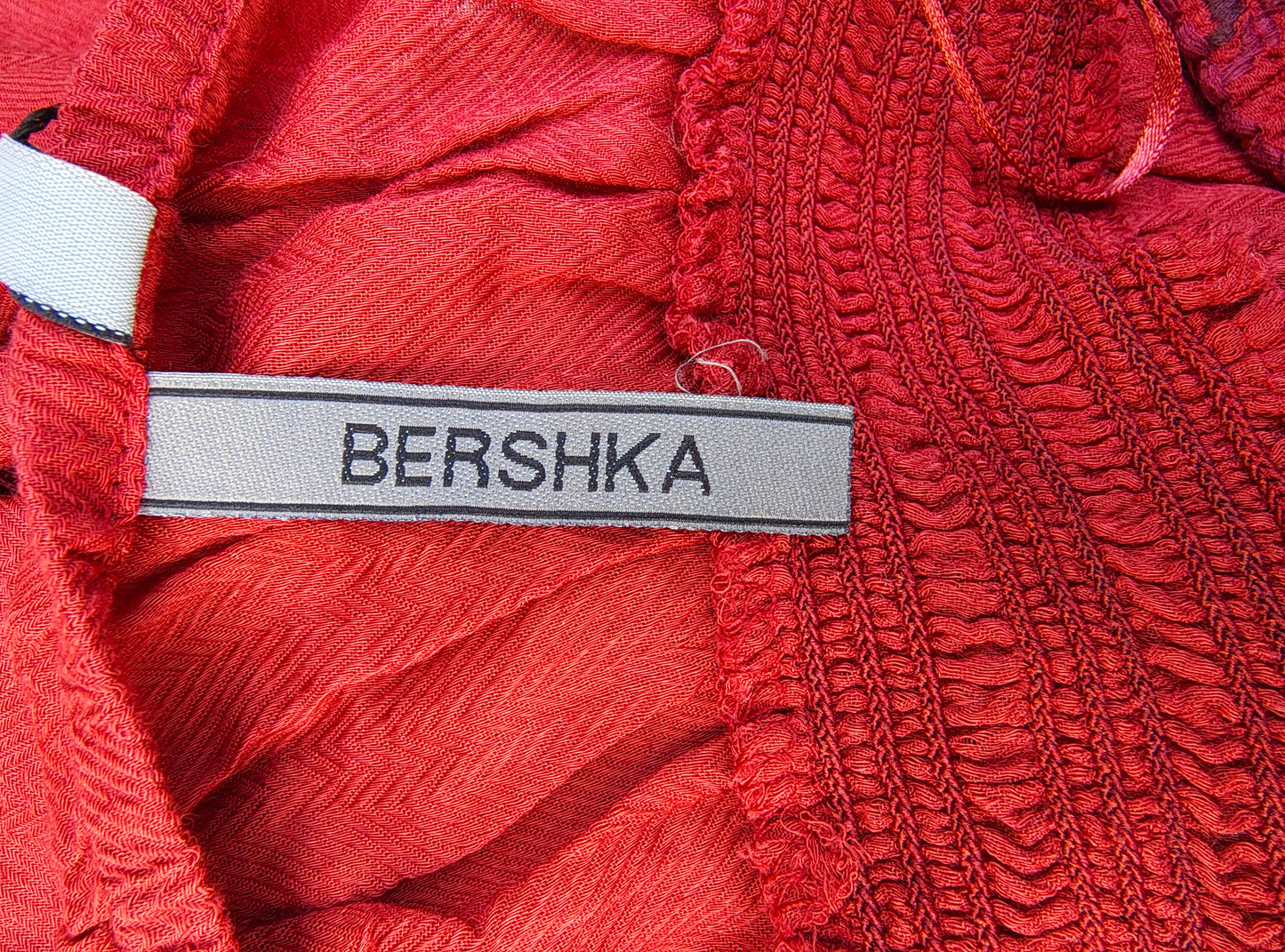 NOUVEAU - Robe bustier rouge avec broderie de la collection Bershka (Taille M)