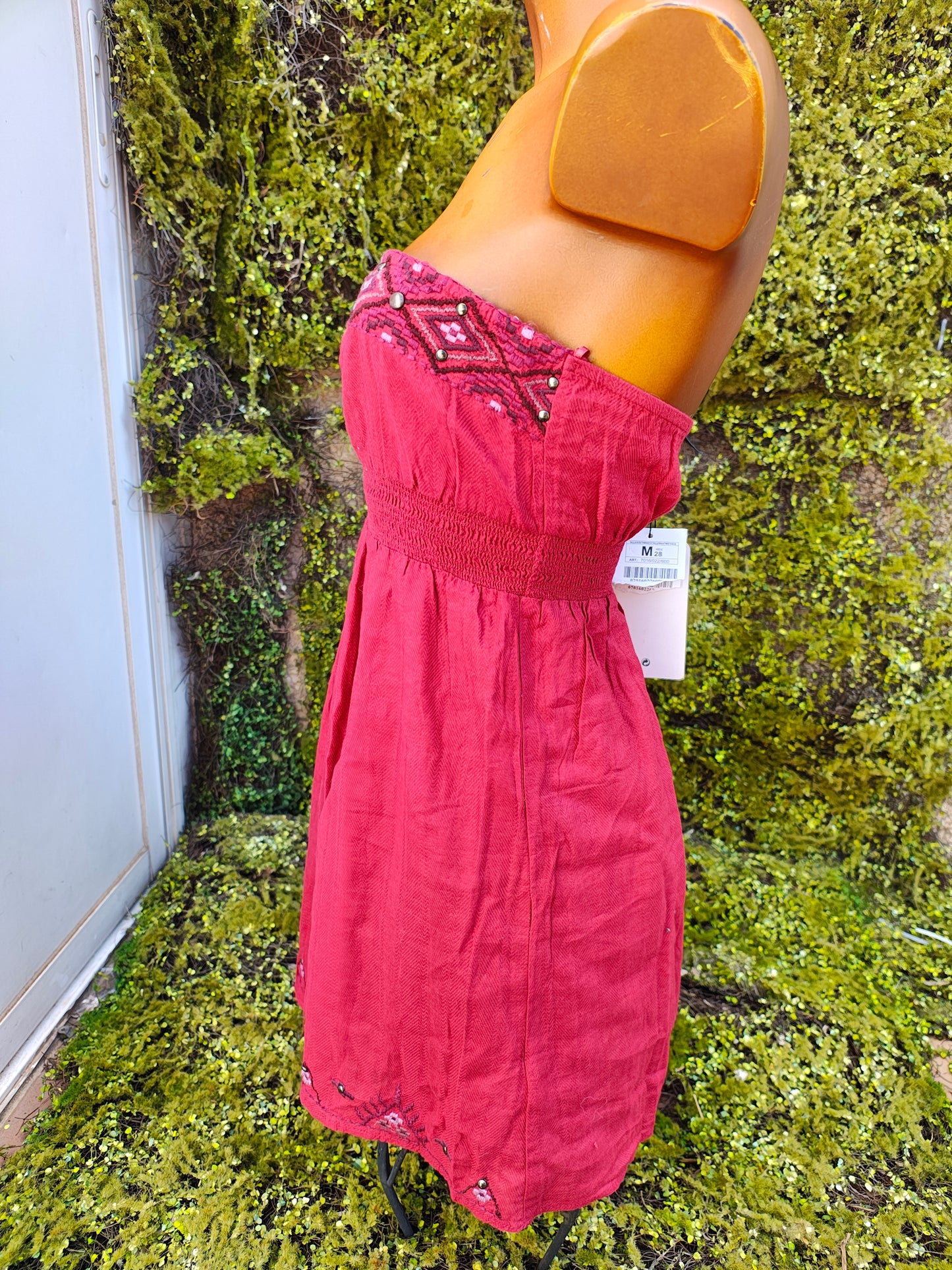 NOUVEAU - Robe bustier rouge avec broderie de la collection Bershka (Taille M)