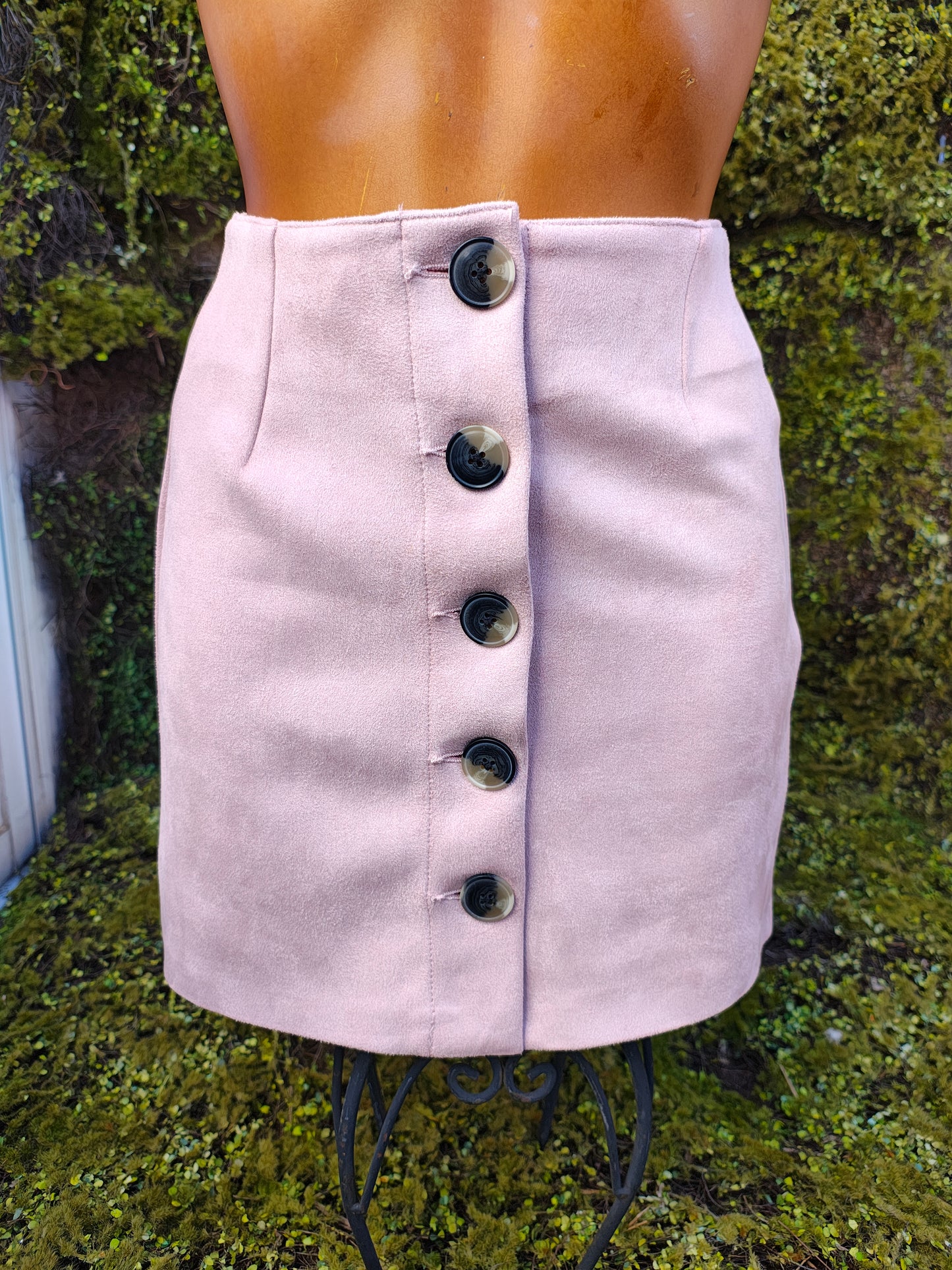 D'OCCASION - Jupe en daim rose avec boutons sur le devant de Bershka (Taille S)