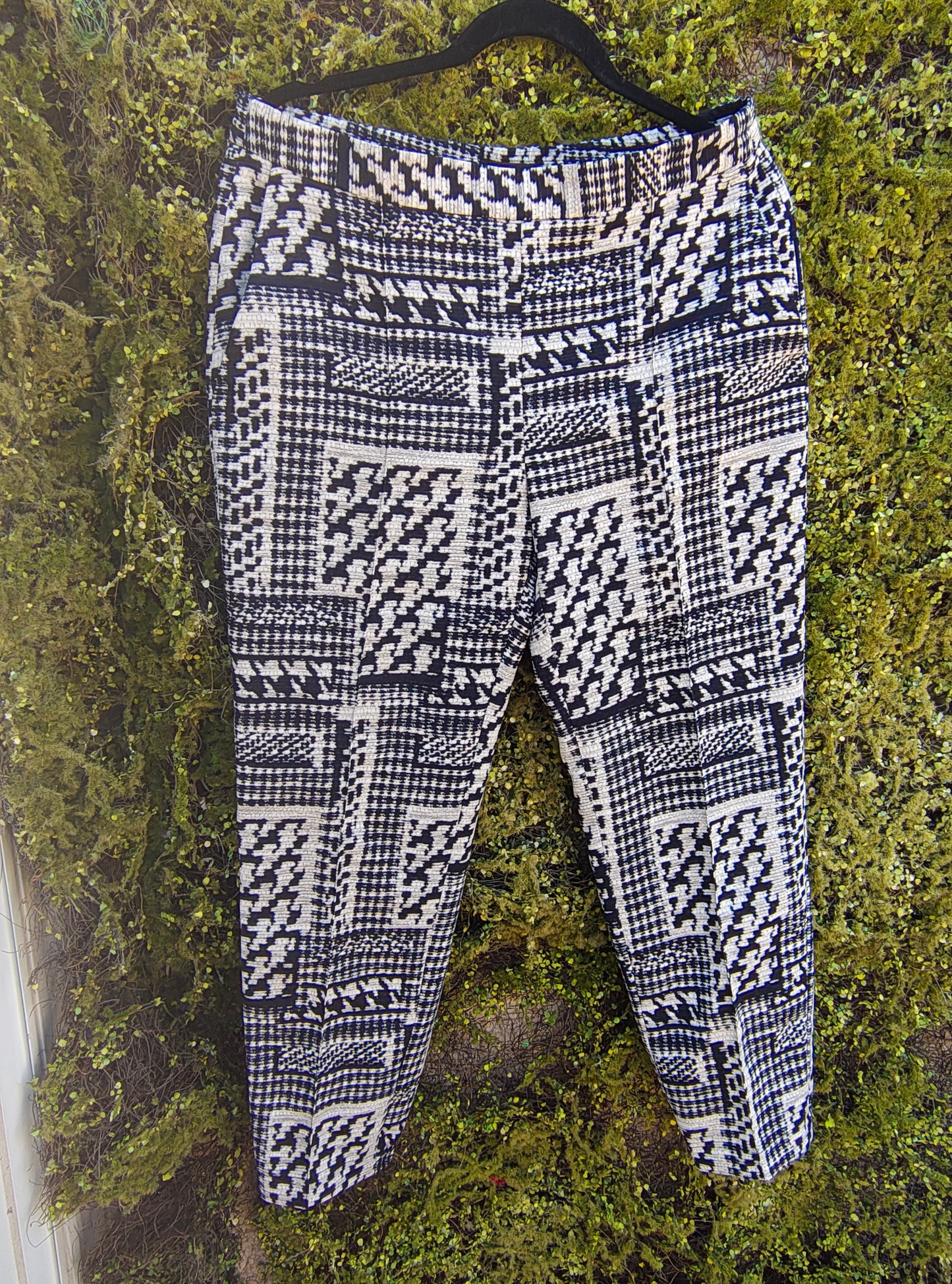 USADO - Pantalón jogger de cuadros blanco y negro Zara Basic (Talla EUR M)