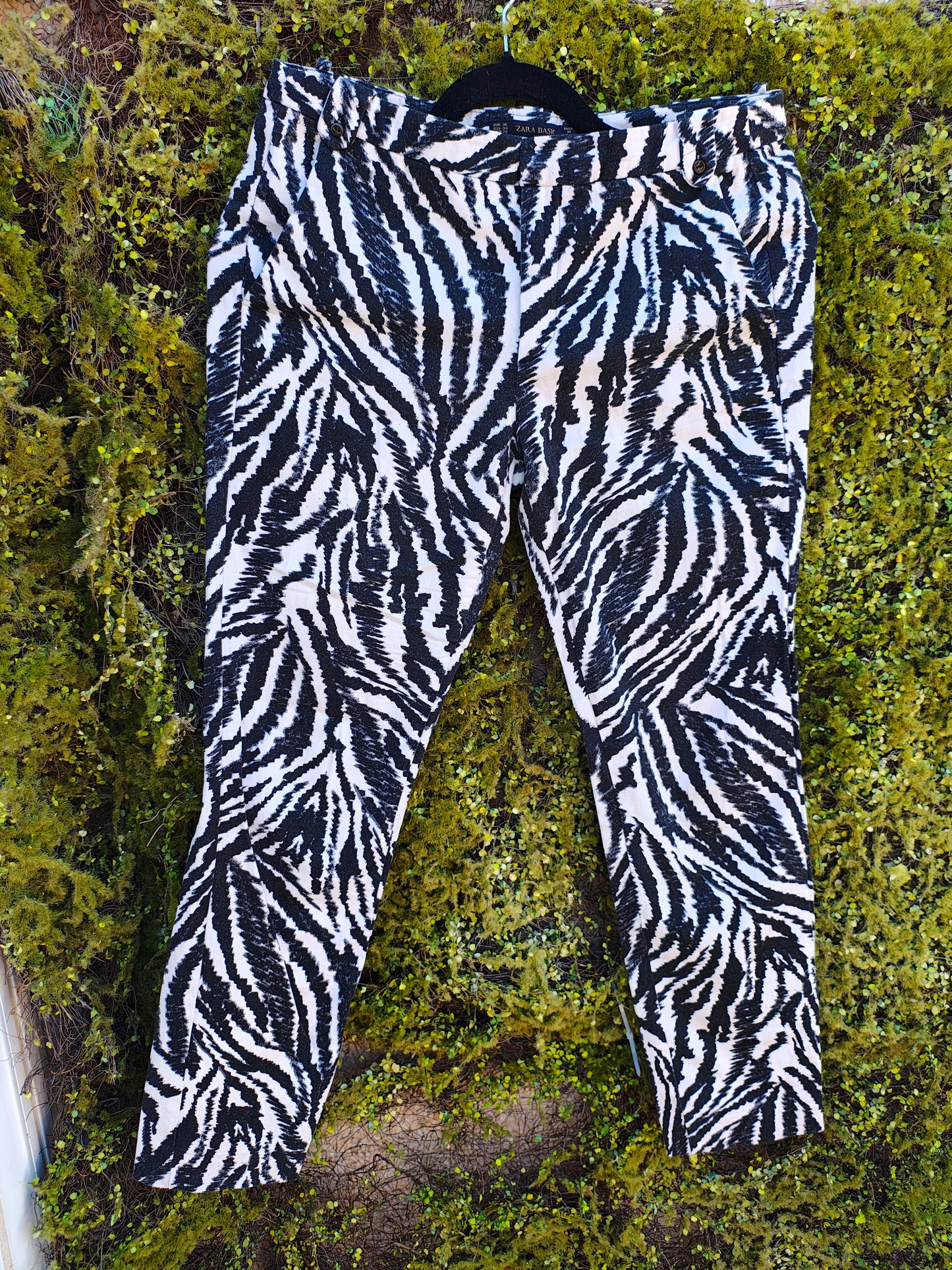 USADO – Pantalones estampado cebra en blanco y negro de ZARA BASIC (Talla EUR 36)