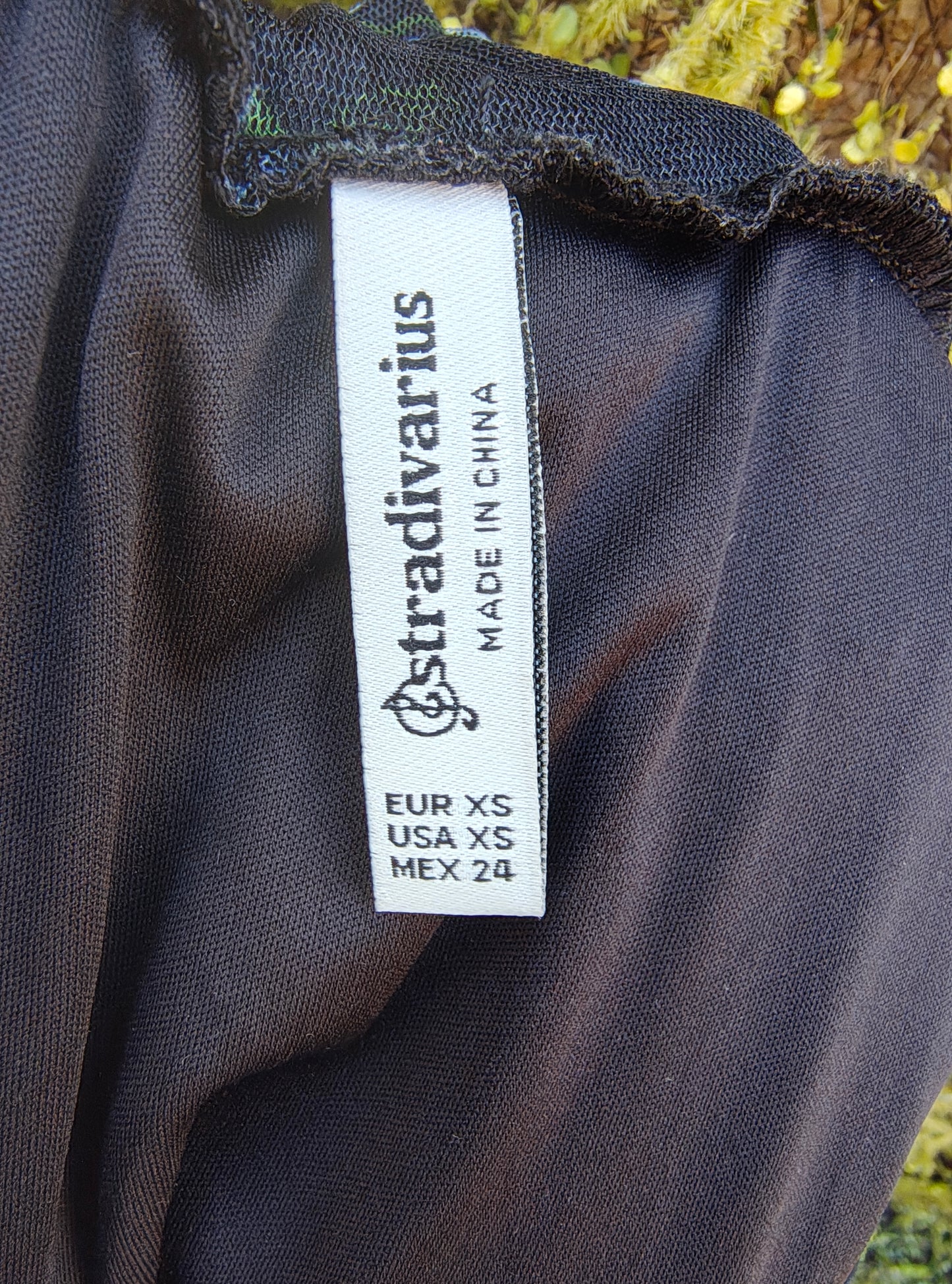 USADO – Falda plisada midi de tul negro con estampado floral azul Stradivarius (Talla EUR XS)
