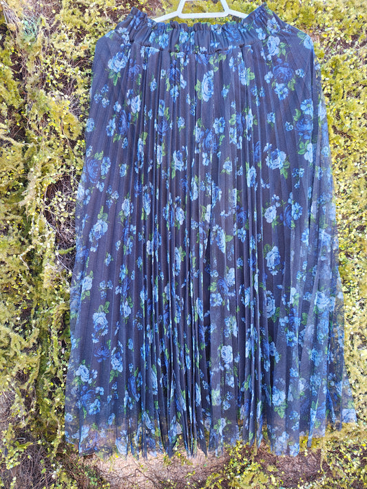 USADO – Falda plisada midi de tul negro con estampado floral azul Stradivarius (Talla EUR XS)