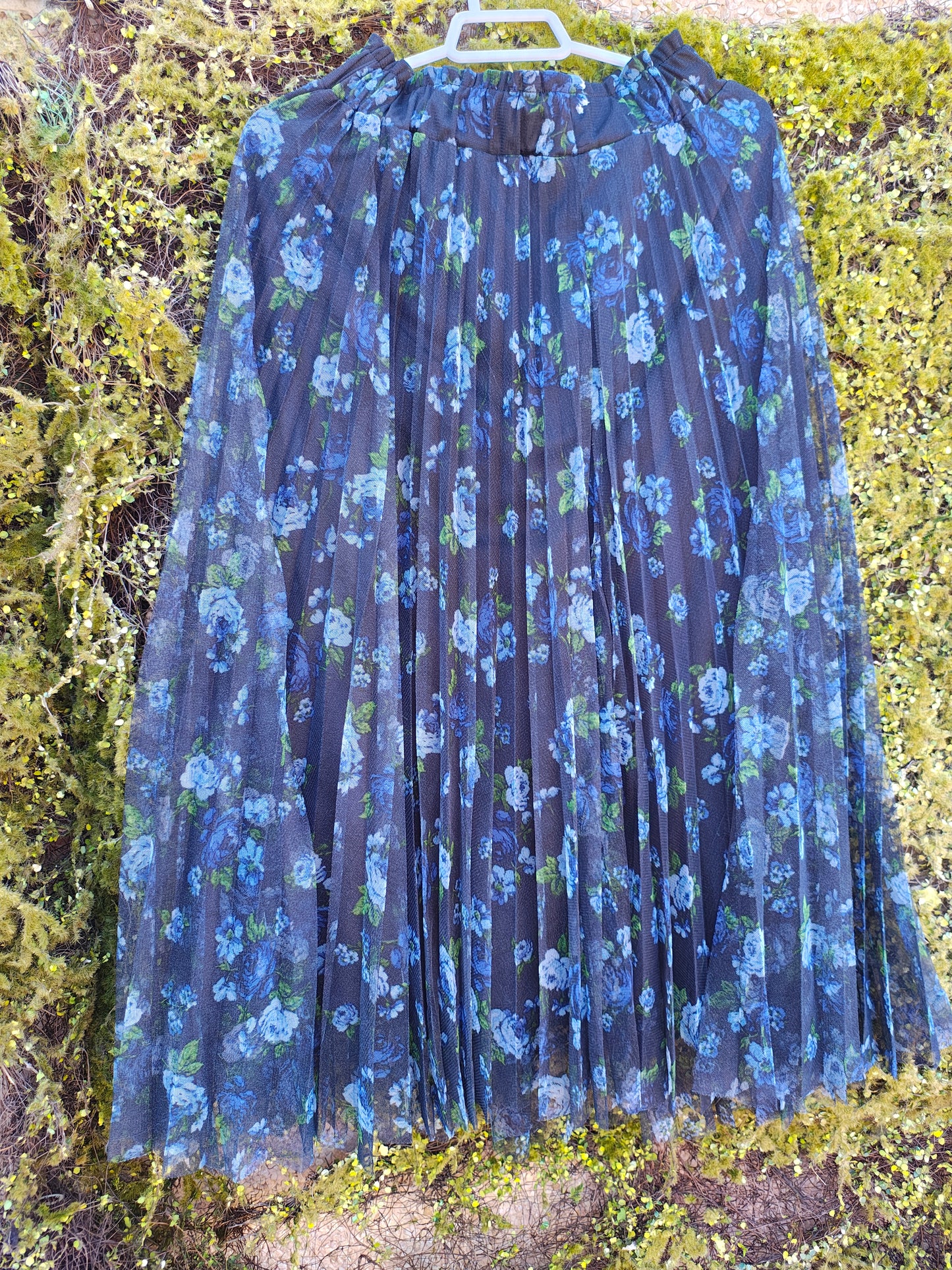 USADO – Falda plisada midi de tul negro con estampado floral azul Stradivarius (Talla EUR XS)