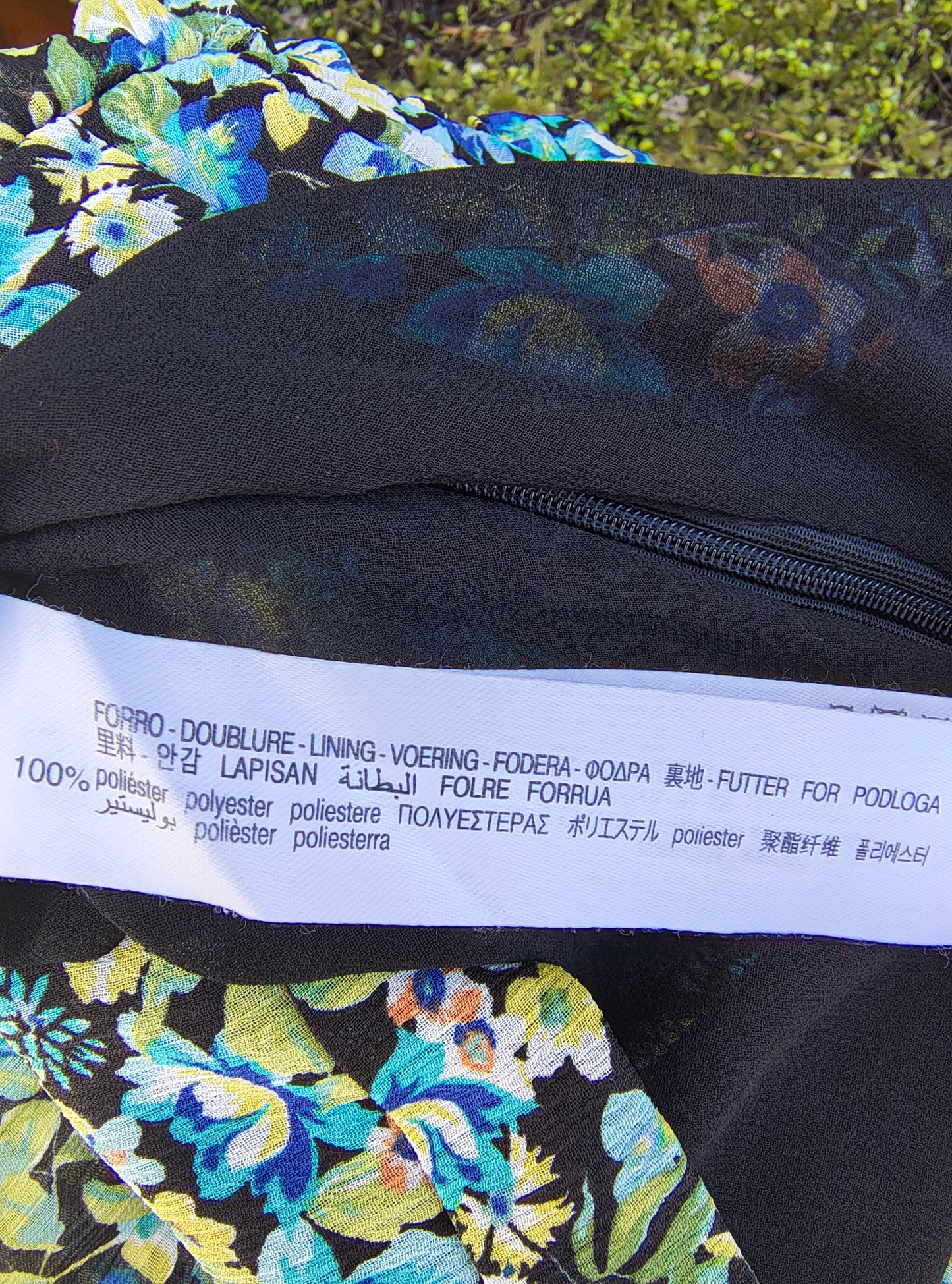 USADO – Falda corta de volantes con estampado floral en tonos azul y verde Stradivarius (Talla EUR XS)