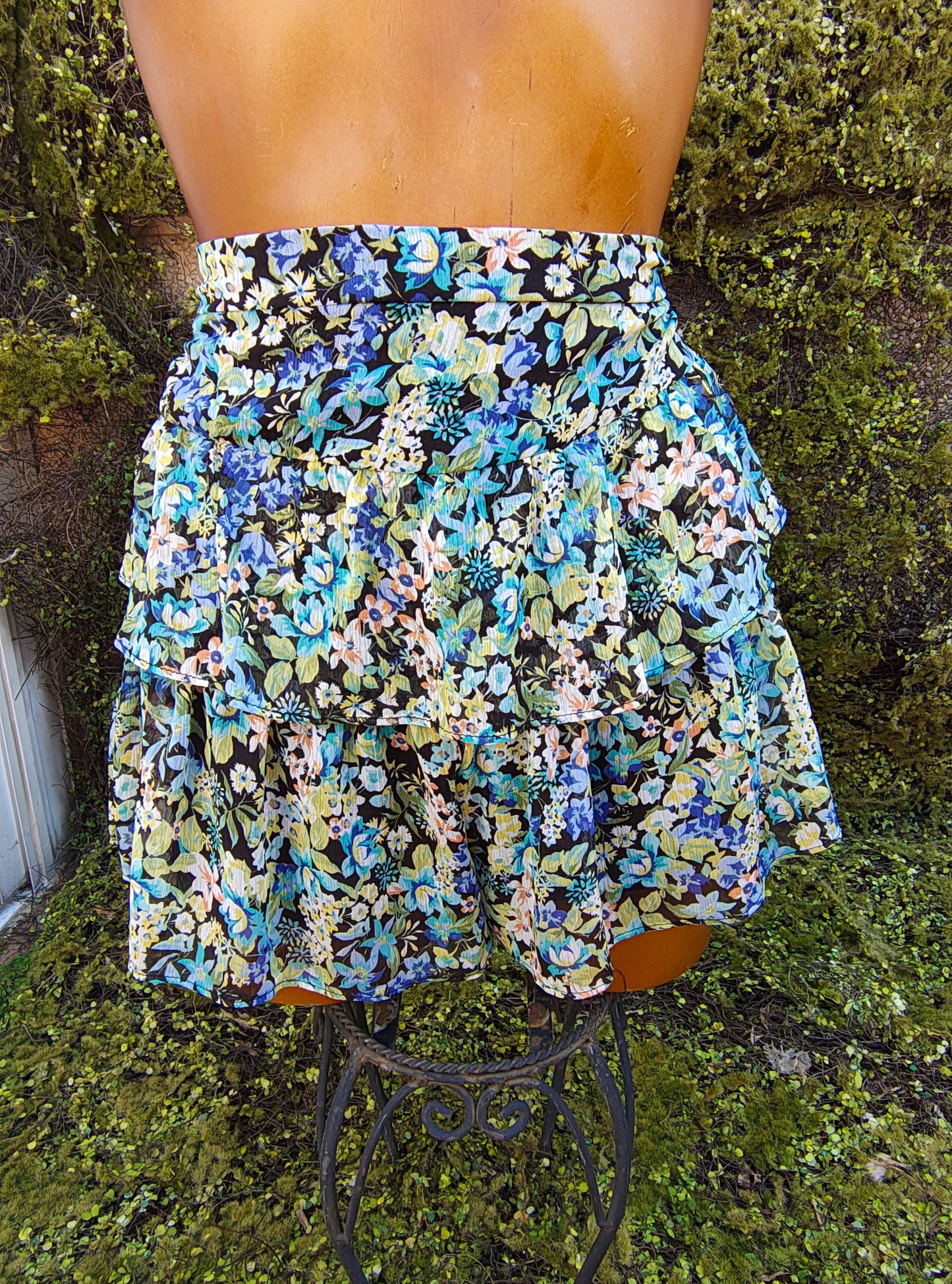 USADO – Falda corta de volantes con estampado floral en tonos azul y verde Stradivarius (Talla EUR XS)