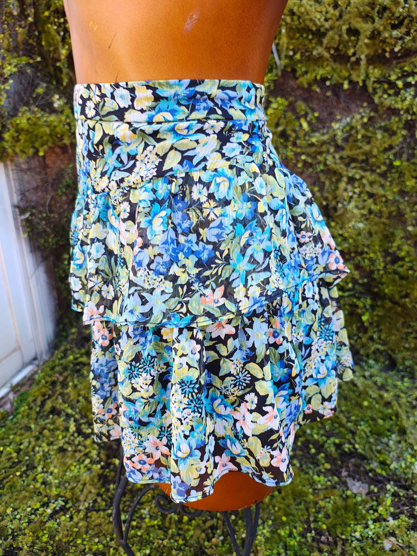 USADO – Falda corta de volantes con estampado floral en tonos azul y verde Stradivarius (Talla EUR XS)