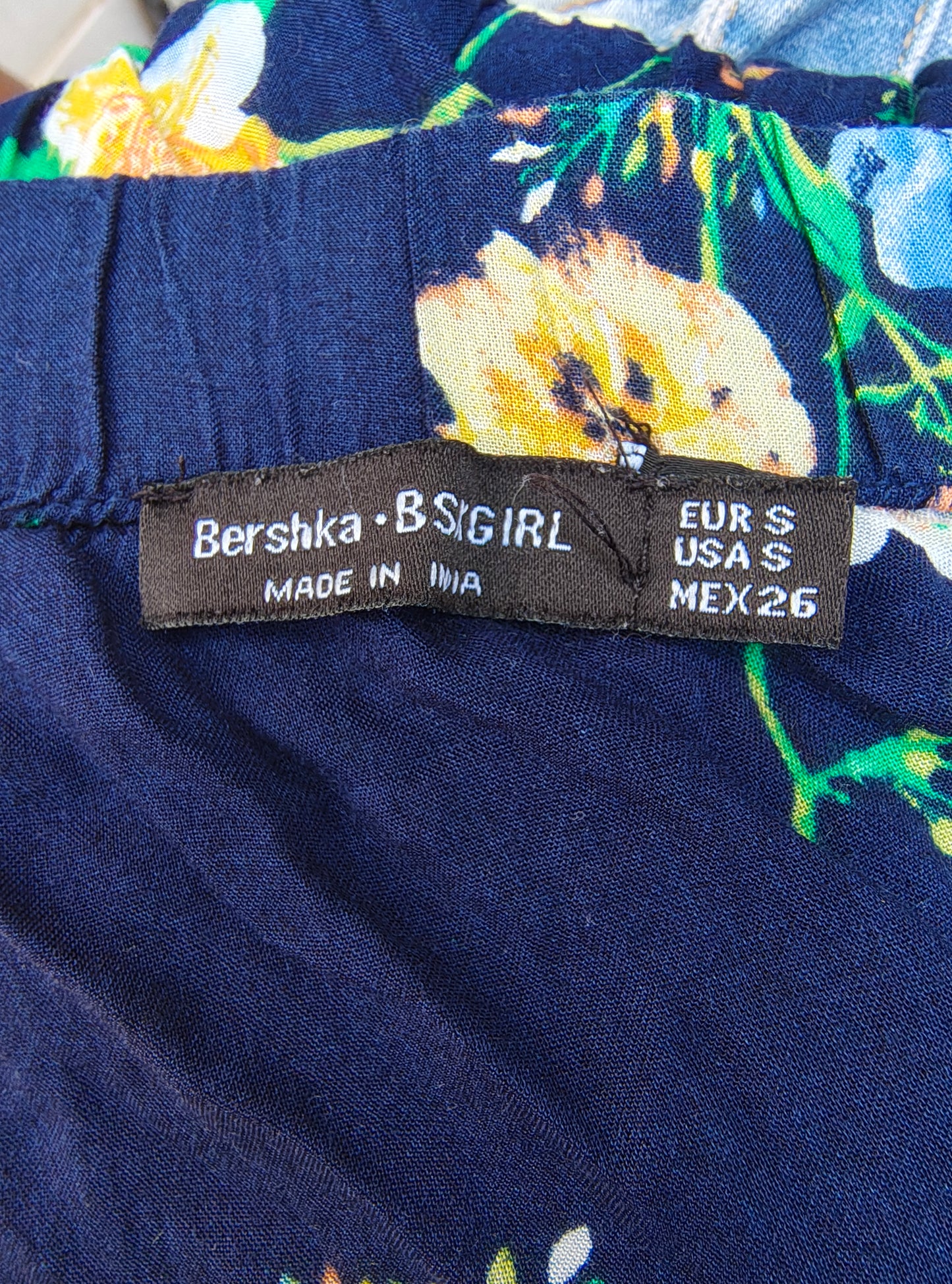 USADO – Mono corto azul marino con estampado floral Bershka BSK Girl (Talla EUR S / USA S / MEX 26)