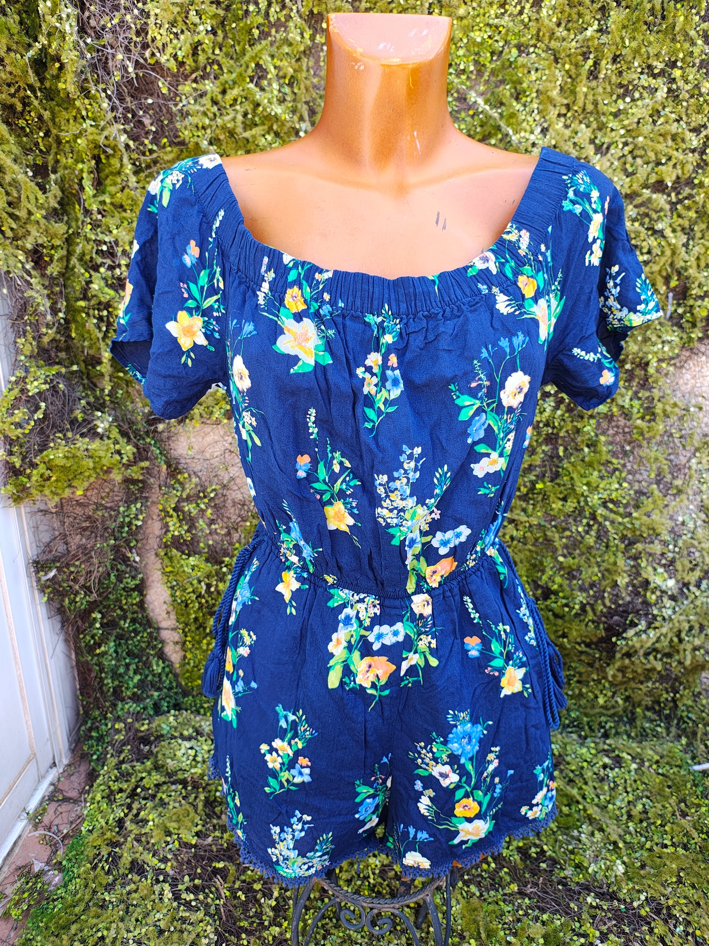USADO – Mono corto azul marino con estampado floral Bershka BSK Girl (Talla EUR S / USA S / MEX 26)