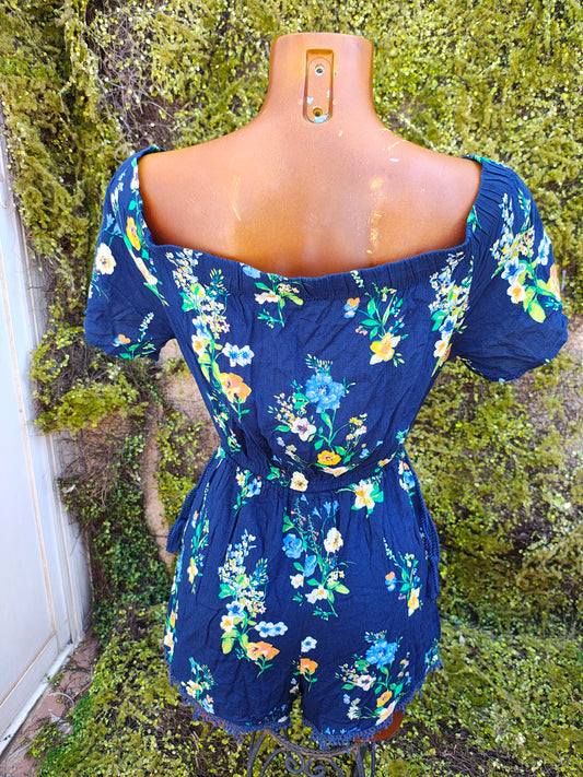 USADO – Mono corto azul marino con estampado floral Bershka BSK Girl (Talla EUR S / USA S / MEX 26)