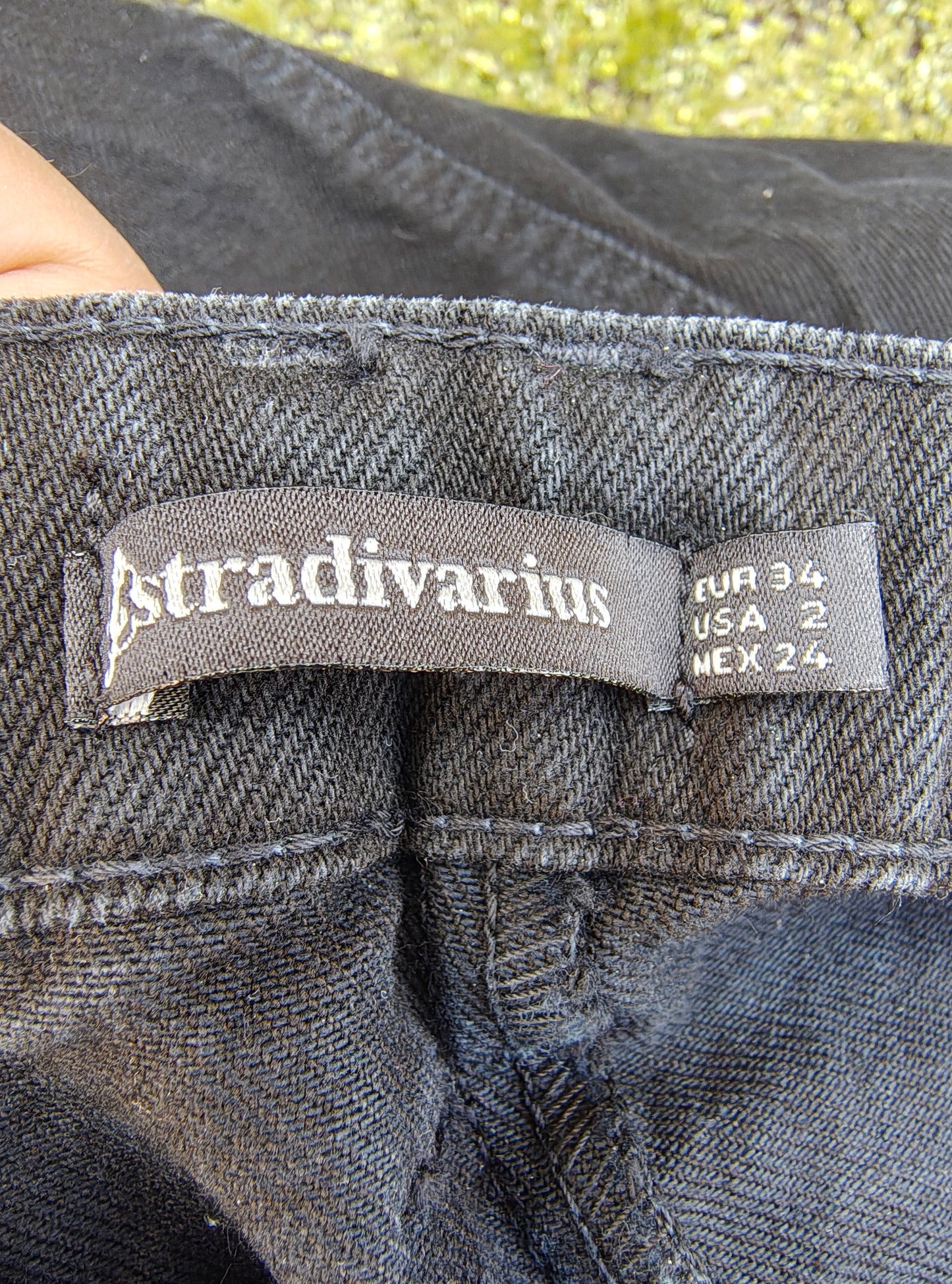 USADO – Minifalda negra con botonadura frontal “Lo-Condition” stradivarius (Talla EUR 34)