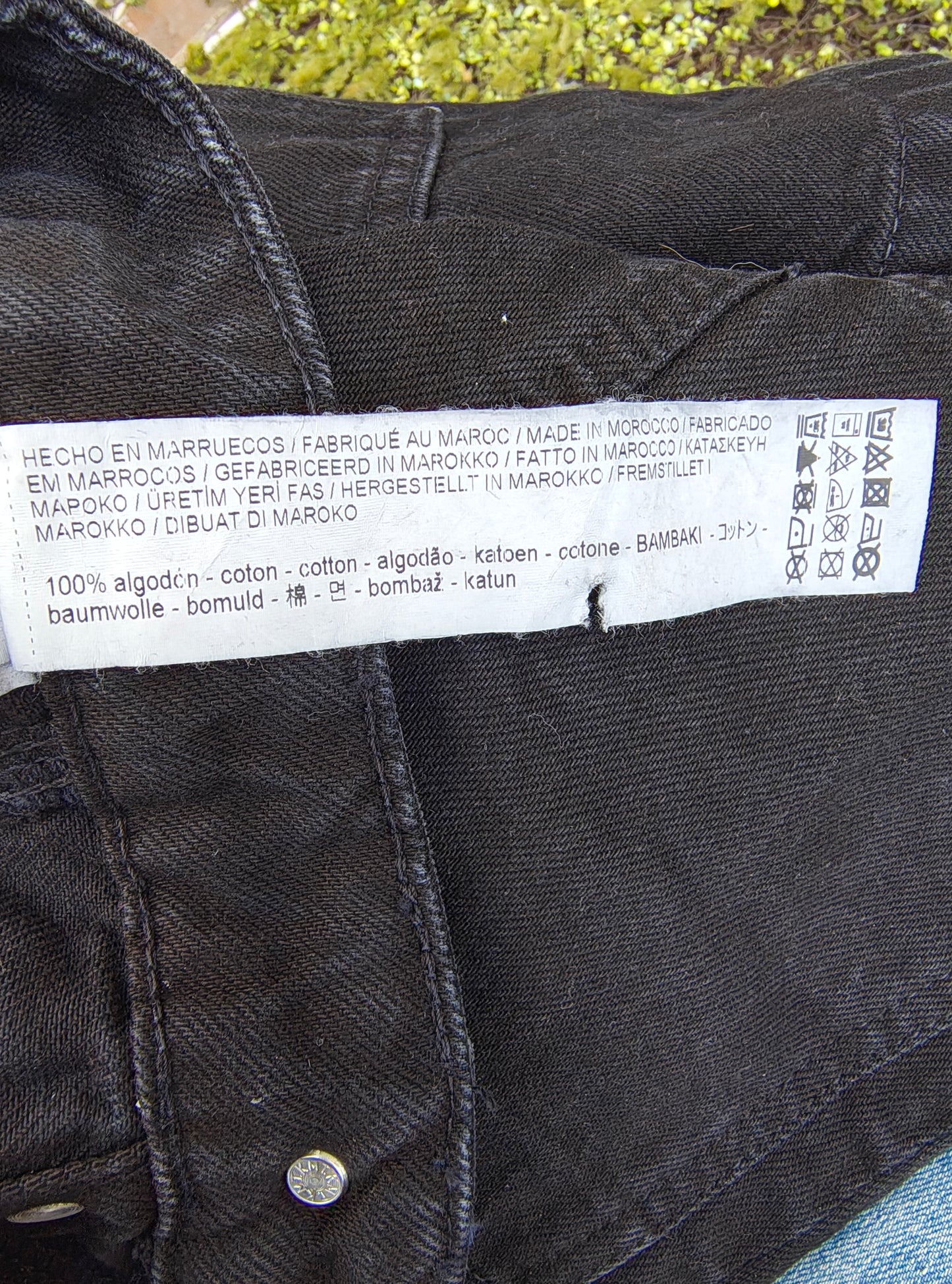 USADO – Minifalda negra con botonadura frontal “Lo-Condition” stradivarius (Talla EUR 34)