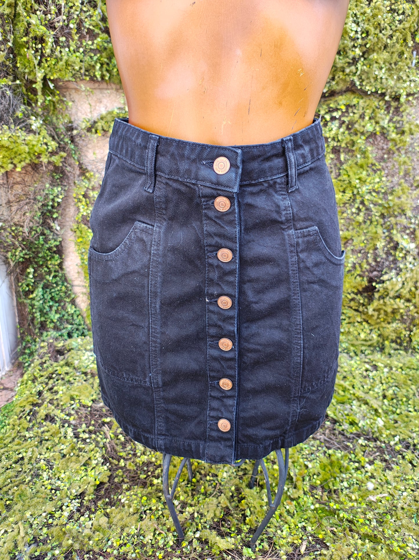 USADO – Minifalda negra con botonadura frontal “Lo-Condition” stradivarius (Talla EUR 34)