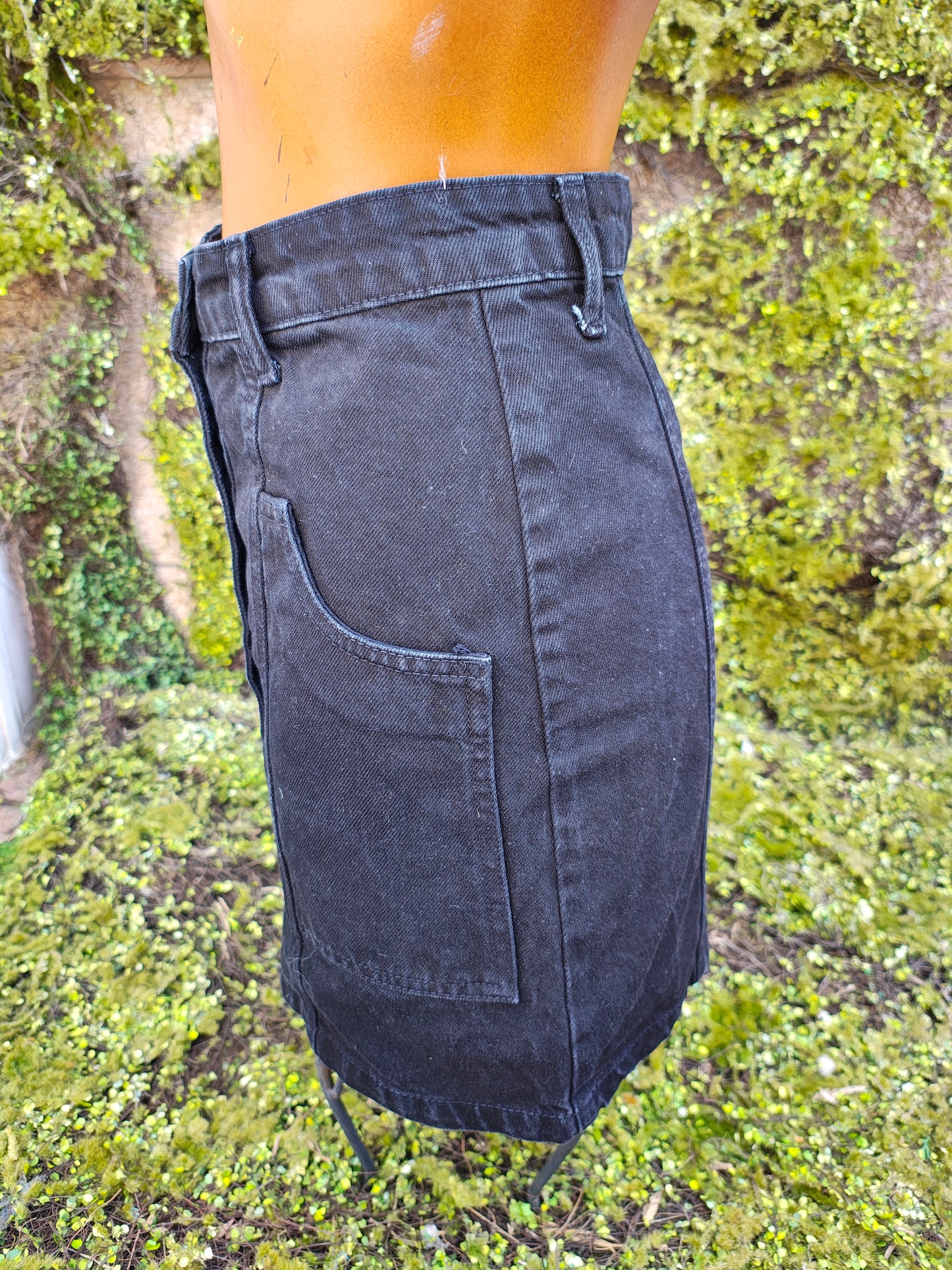 USADO – Minifalda negra con botonadura frontal “Lo-Condition” stradivarius (Talla EUR 34)